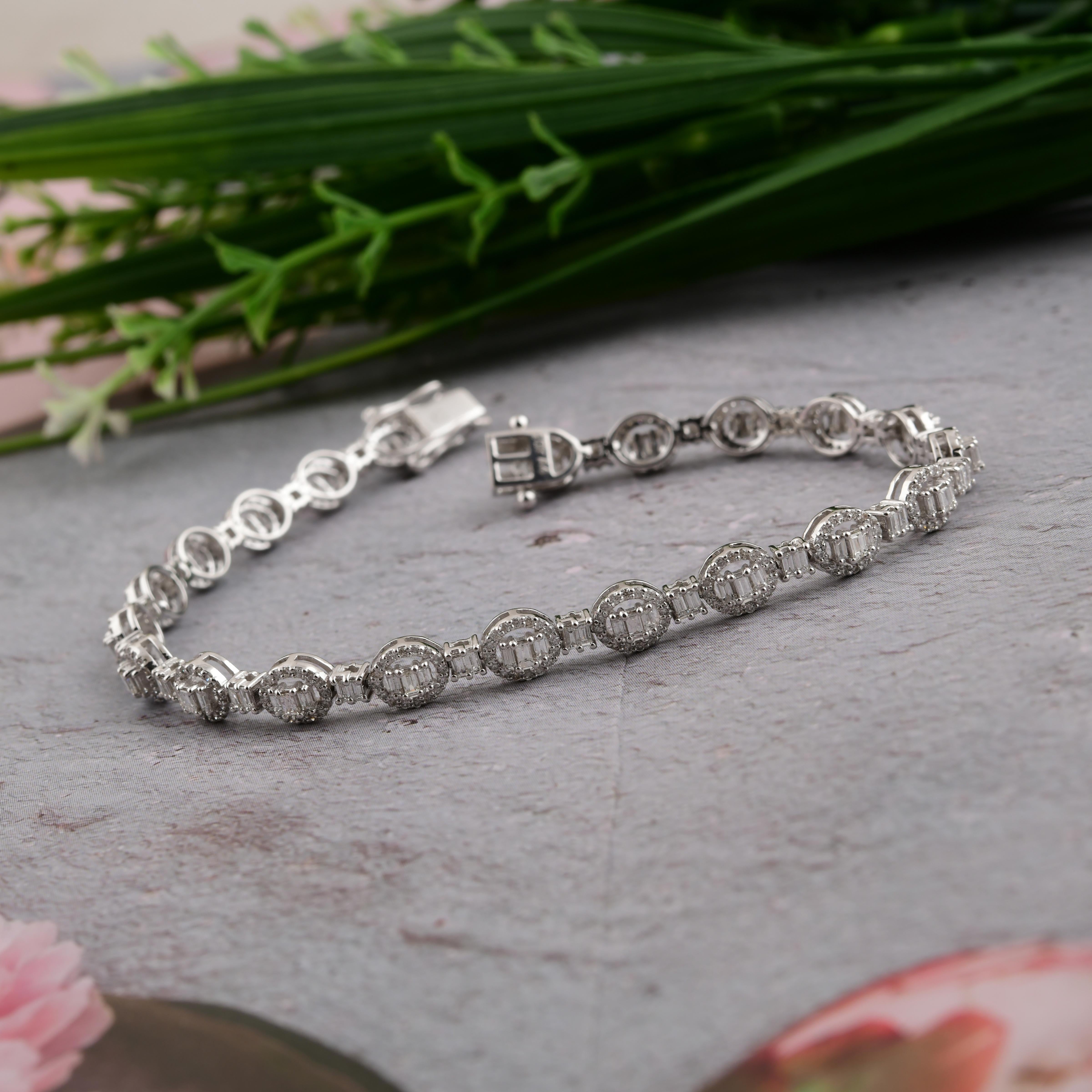 Bracelet en or blanc 10 carats avec diamants baguettes naturels de 2,42 carats SI/H Pour femmes en vente