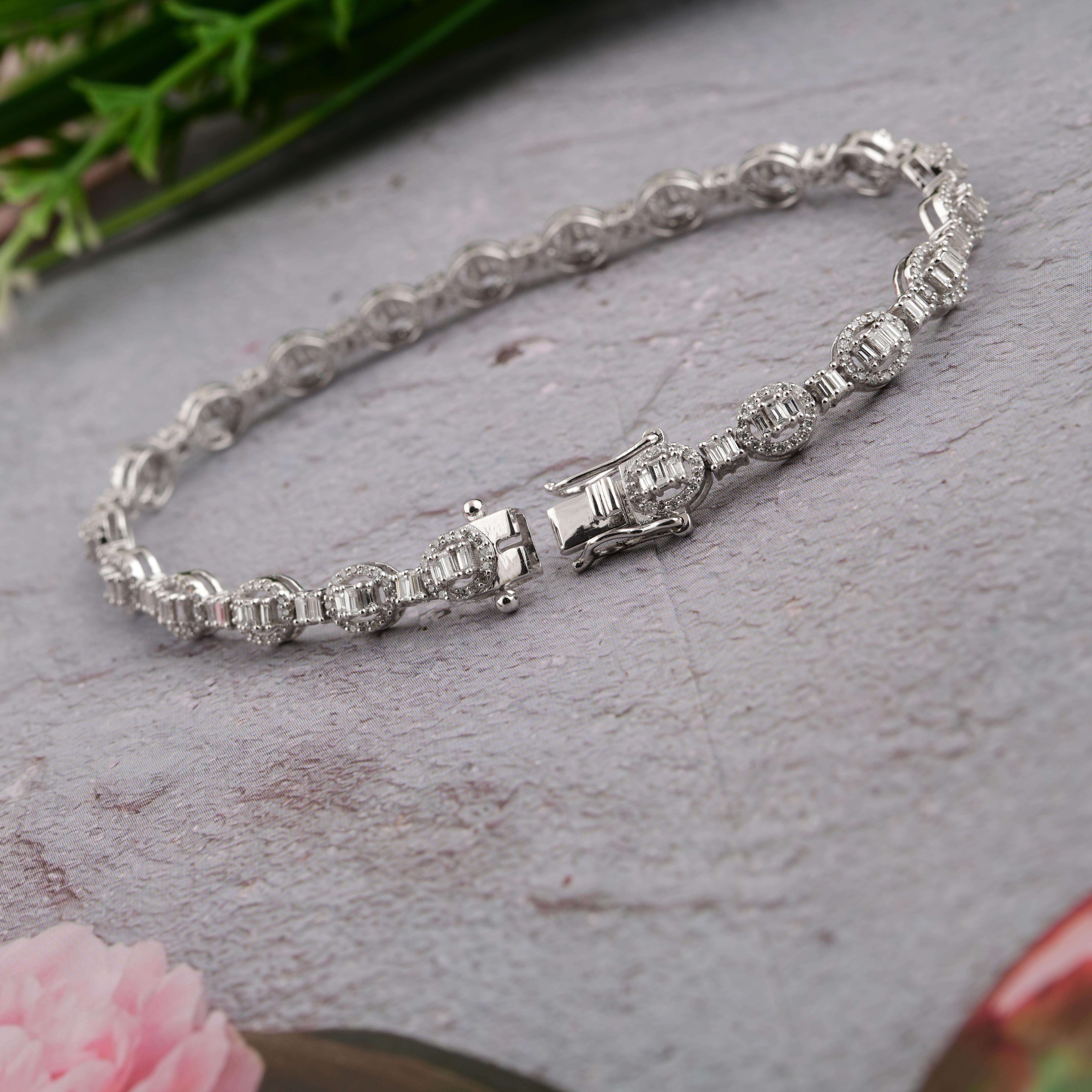 Bracelet en or blanc 10 carats avec diamants baguettes naturels de 2,42 carats SI/H en vente 1