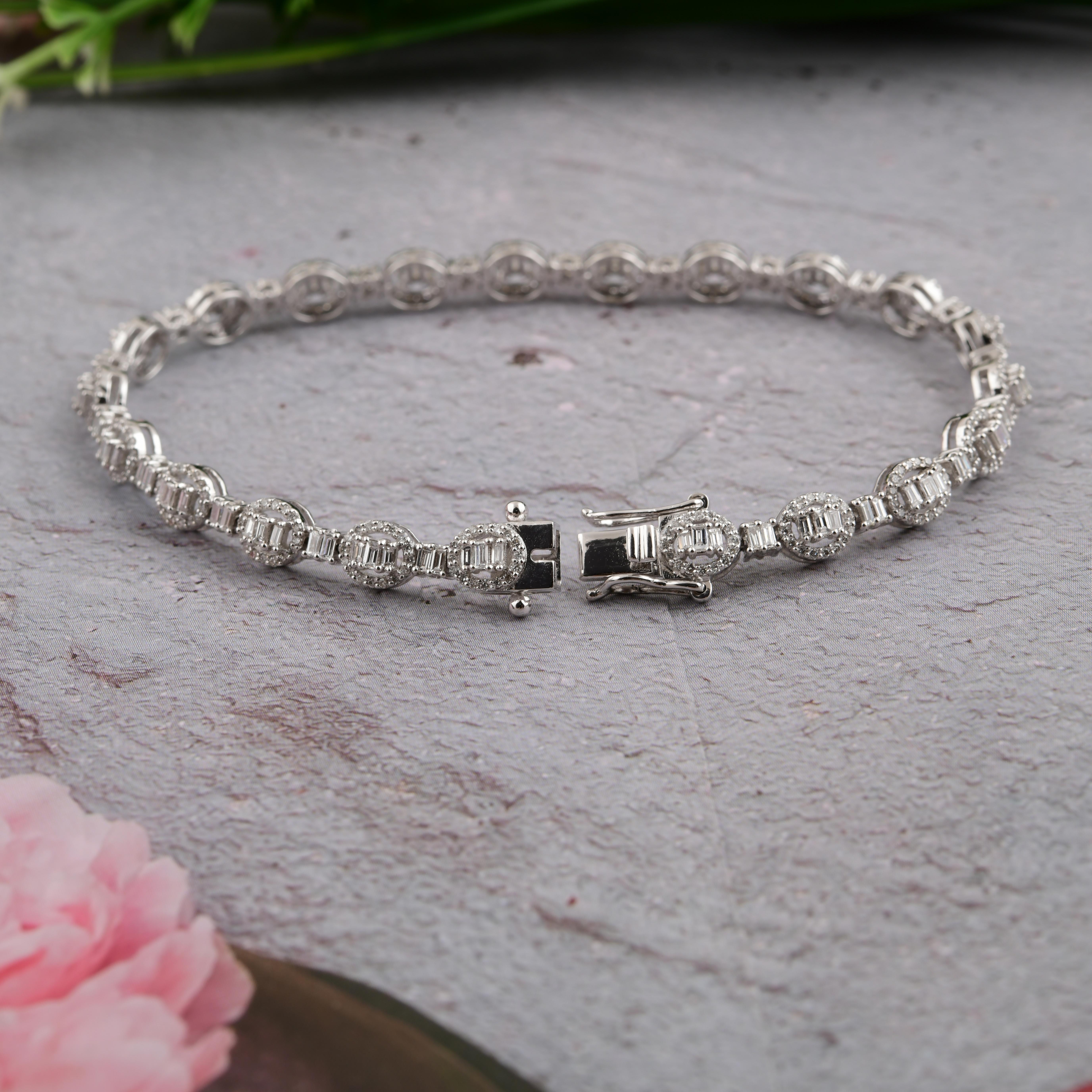 Bracelet en or blanc 10 carats avec diamants baguettes naturels de 2,42 carats SI/H en vente 2