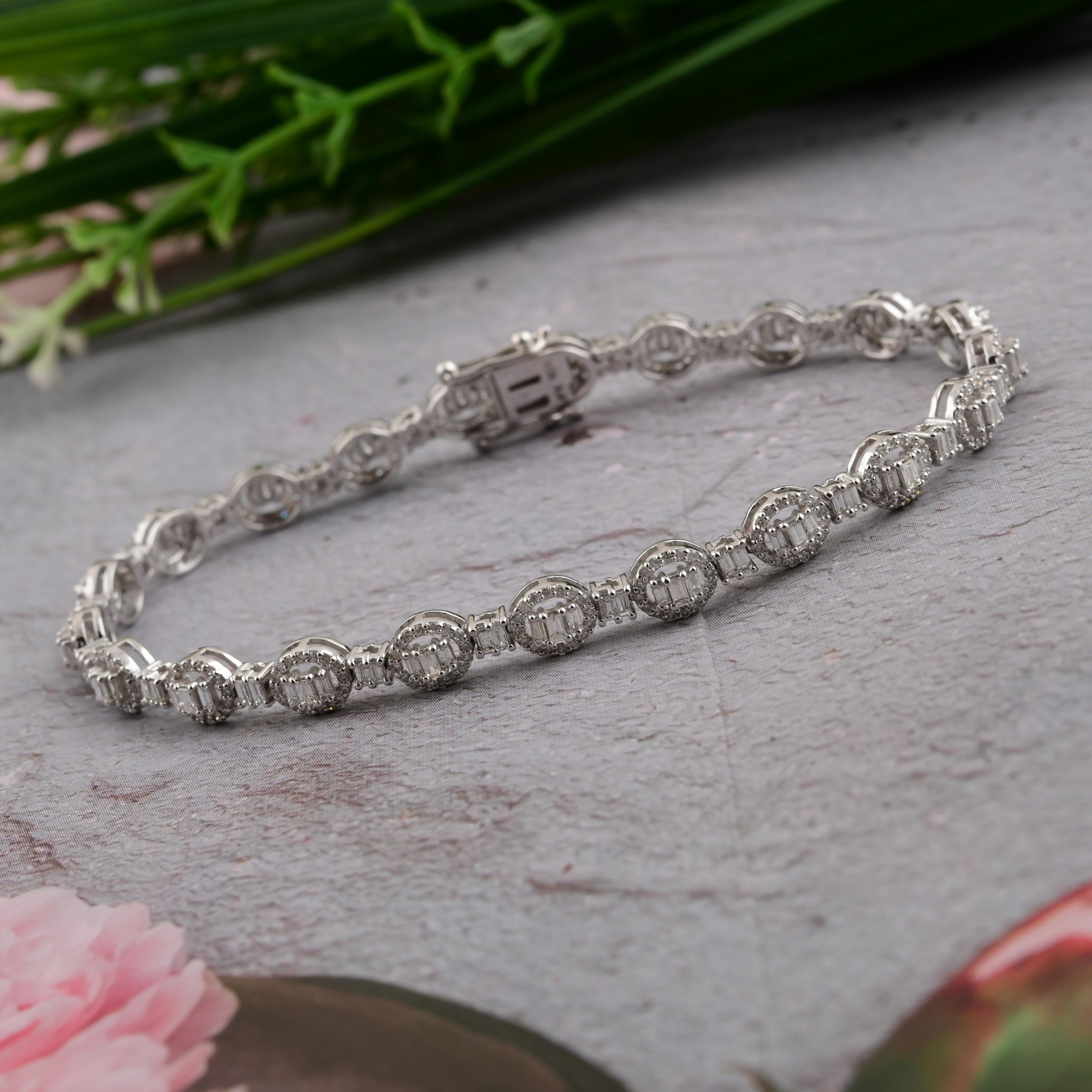 Bracelet en or blanc 10 carats avec diamants baguettes naturels de 2,42 carats SI/H en vente 3