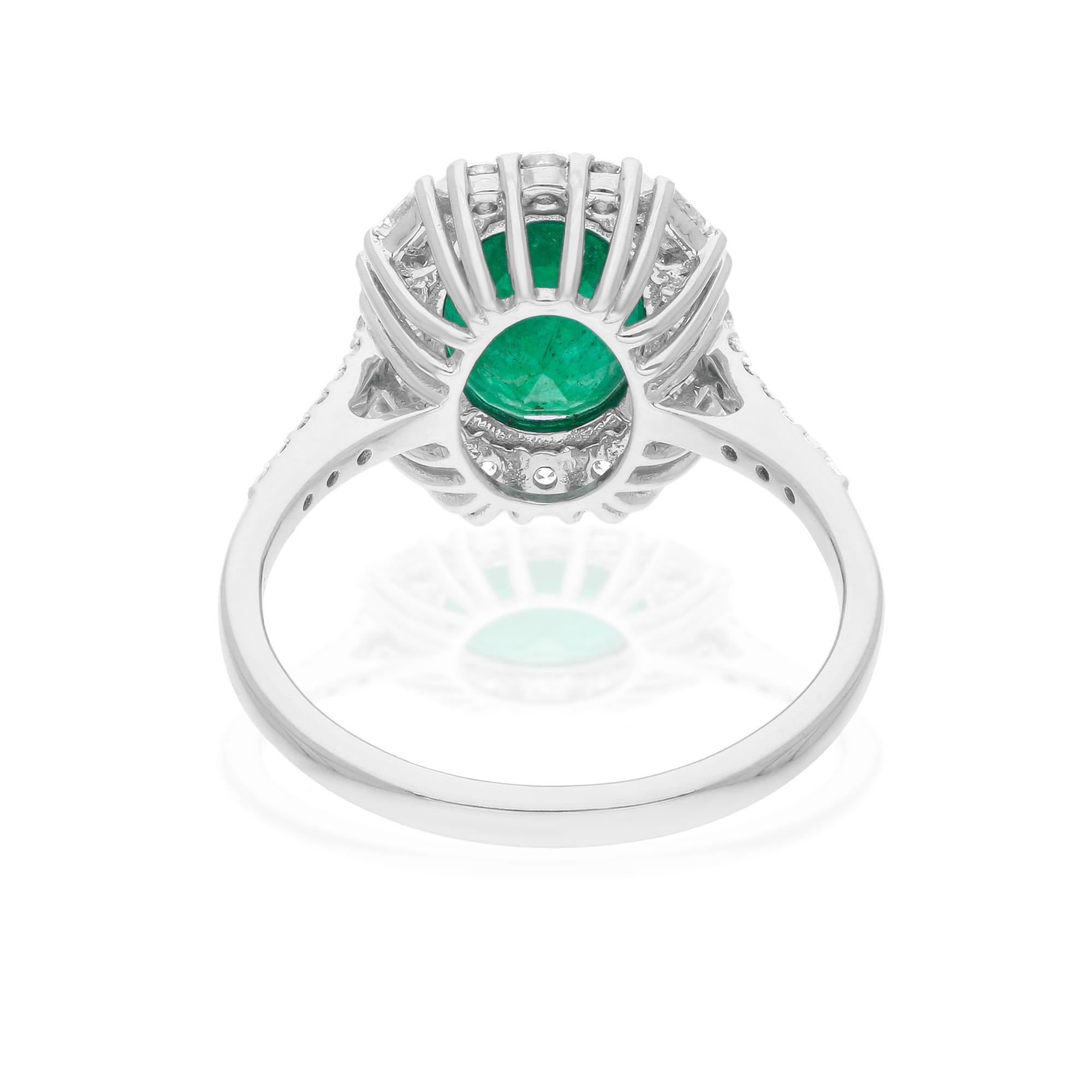 Fundido en oro de 14 quilates, este exquisito anillo está engastado con una esmeralda zambiana de 2,43 quilates y 0,60 quilates de brillantes diamantes.

El anillo es de la talla 7 y puede cambiarse a una talla mayor o menor si se solicita. SIGUE LA