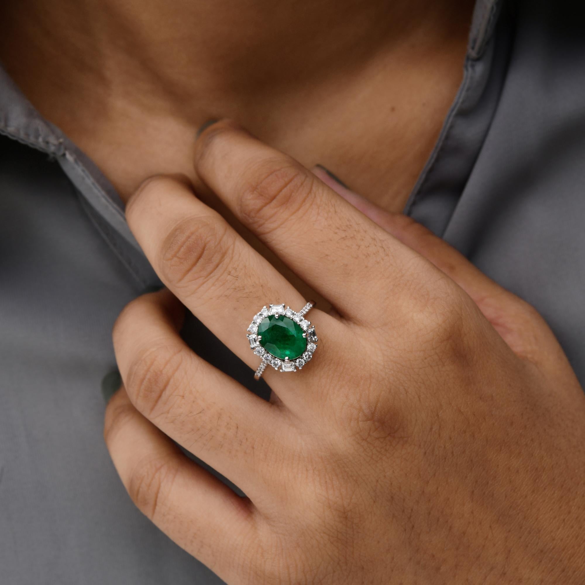 Esmeralda zambiana natural de 2,43 quilates Diamante de 0,6 quilates Oro blanco de 14 quilates en Nuevo estado para la venta en Diera, Dubai