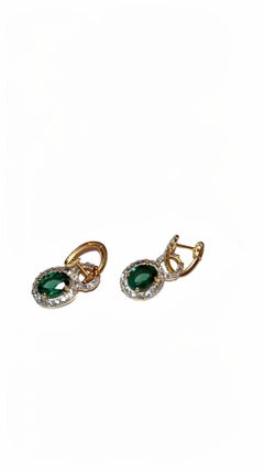 Ohrringe aus 18-karätigem Gold mit einem natürlichen Smaragd (2,45 Karat) und einem Diamanten (0,81 Karat)
