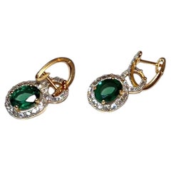 Ohrringe aus 18-karätigem Gold mit einem natürlichen Smaragd (2,45 Karat) und einem Diamanten (0,81 Karat)