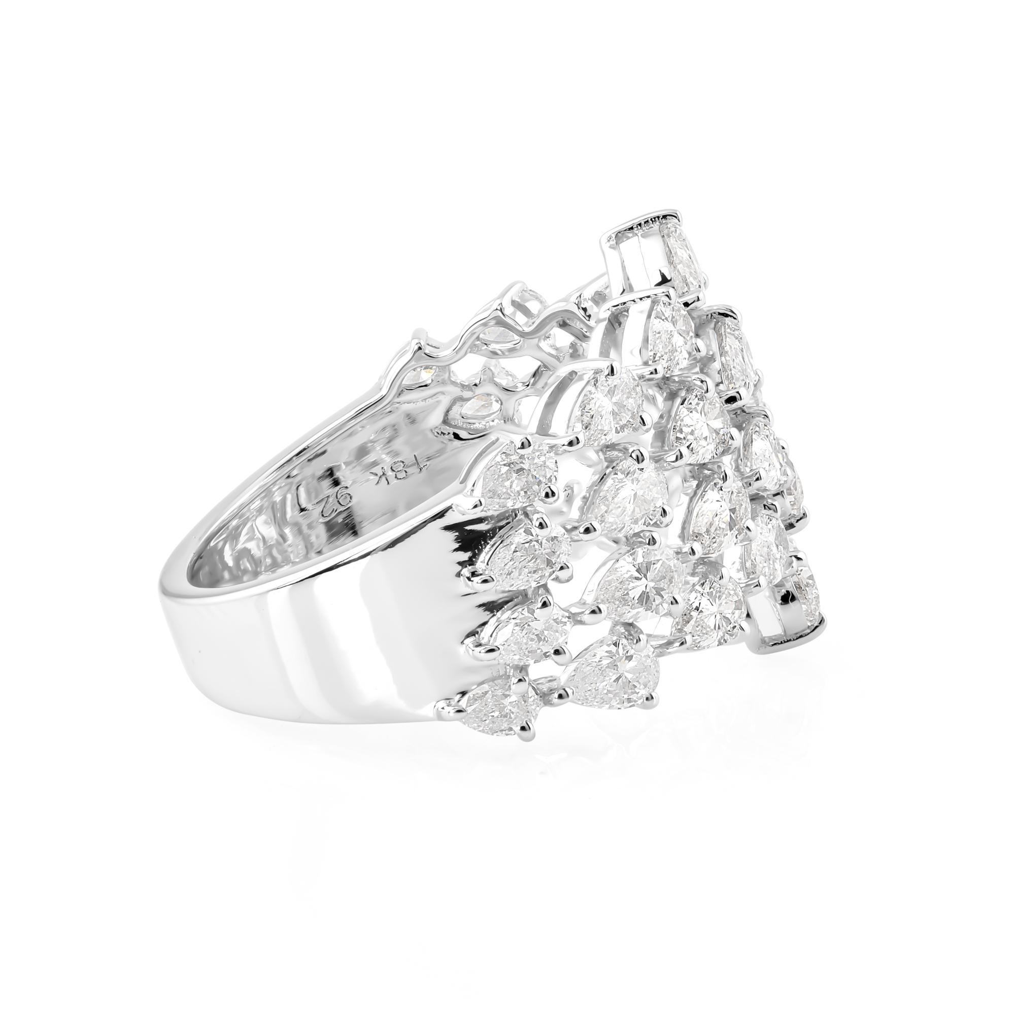 Fundido en oro de 18 quilates, este exquisito anillo está engastado con 2,46 quilates de brillantes diamantes.

El anillo es de la talla 7 y puede cambiarse a una talla mayor o menor si se solicita. SIGUE LA TIENDA DE SPECTRUM JEWELS para ver la