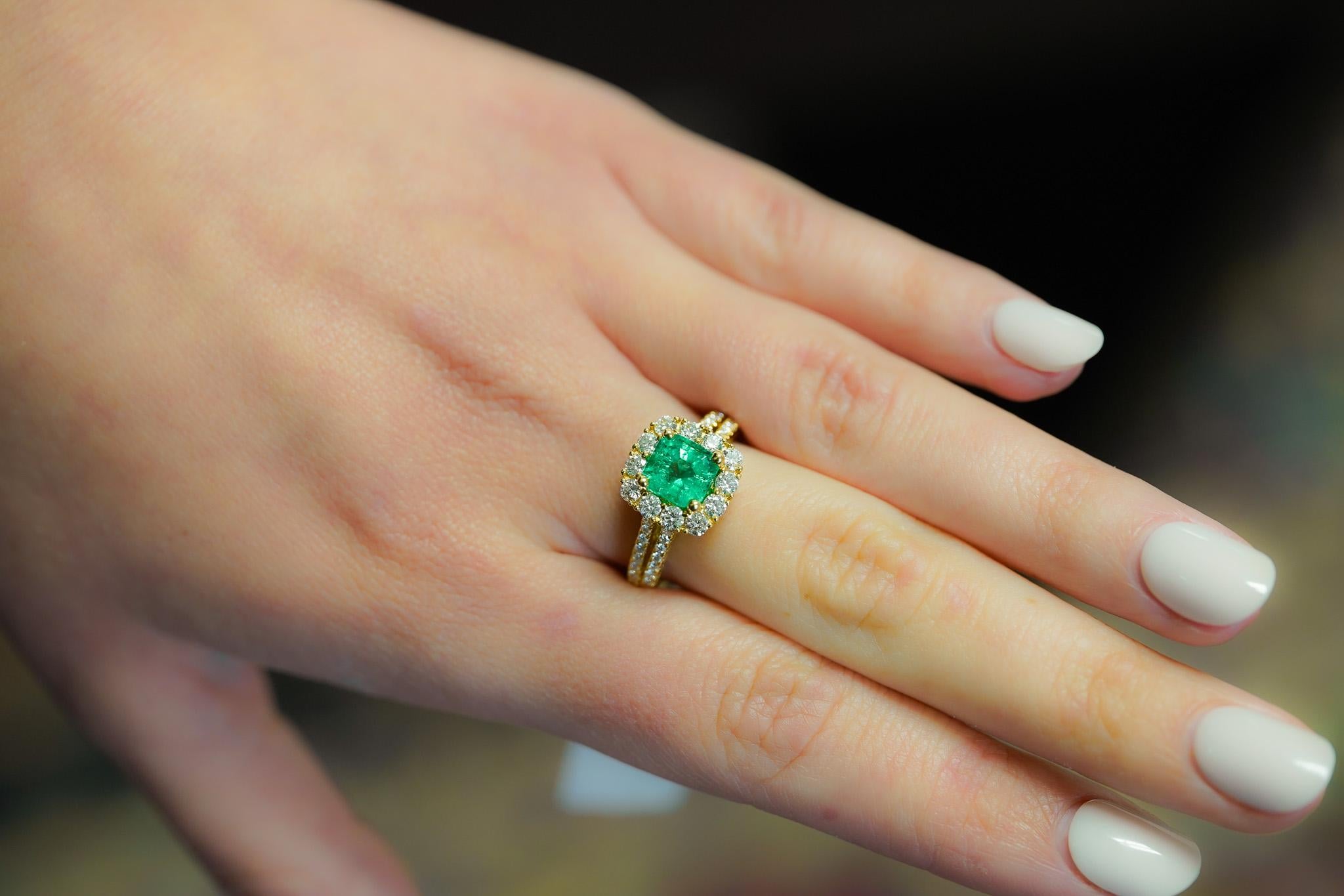 Natural 2.48 Carat TW Colombian Emerald & Diamond Halo 2-Row Ring in 18K Gold In New Condition For Sale In Miami, FL