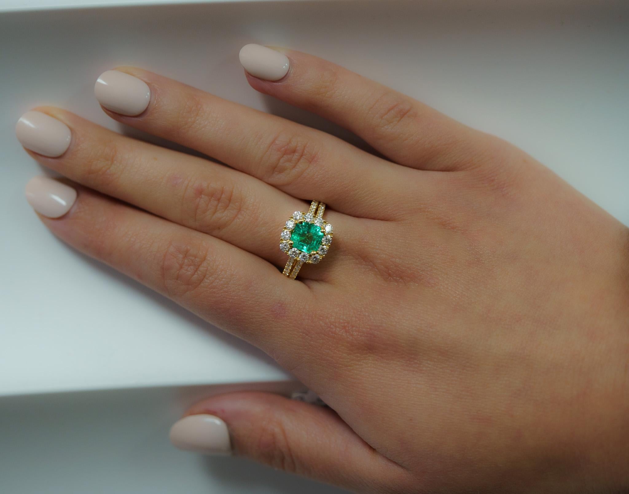 Nature 2.48 Carat TW Colombian Emerald & Diamond Halo 2-Row Ring in 18K Gold Pour femmes en vente