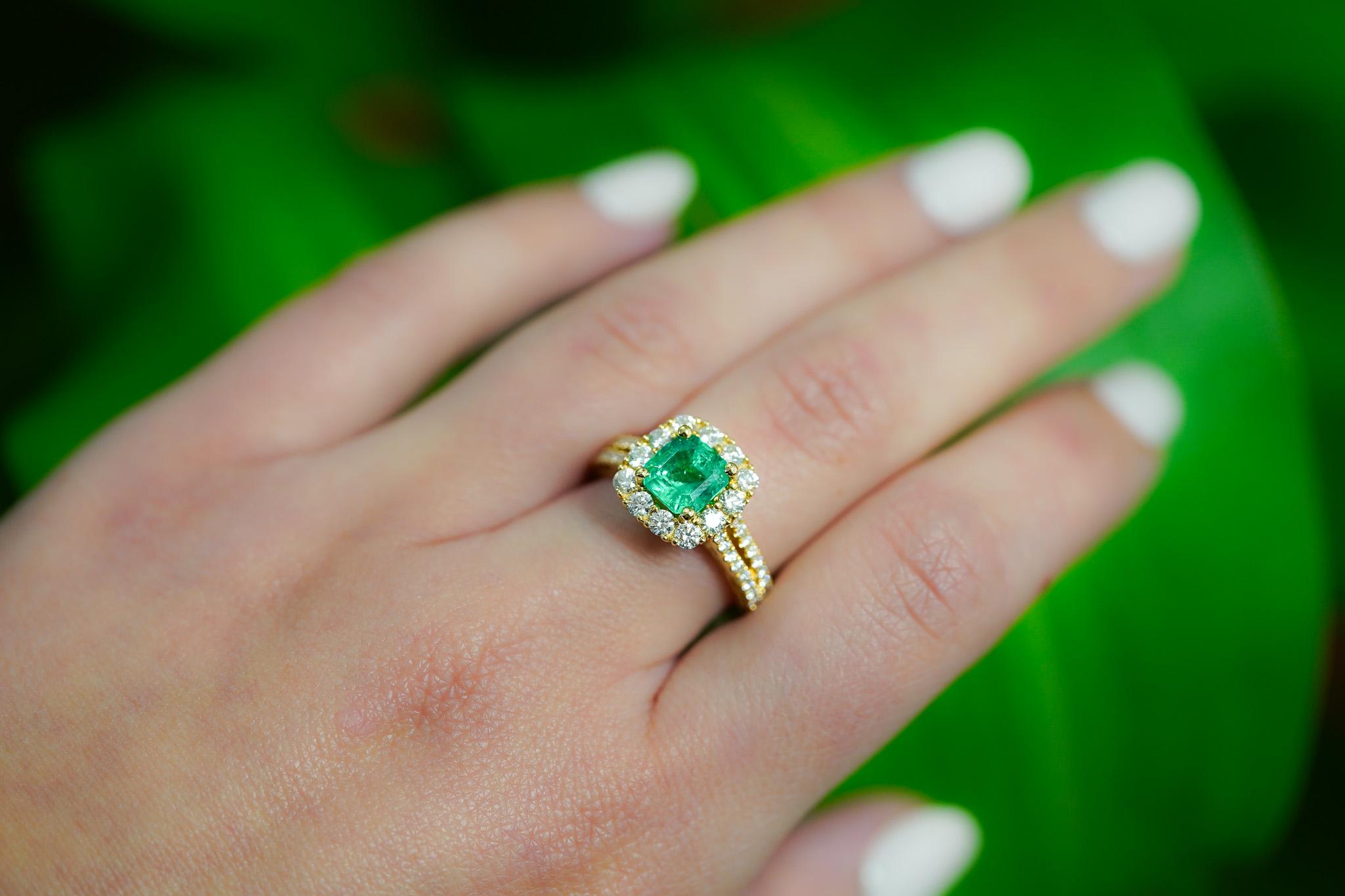 Nature 2.48 Carat TW Colombian Emerald & Diamond Halo 2-Row Ring in 18K Gold en vente 2