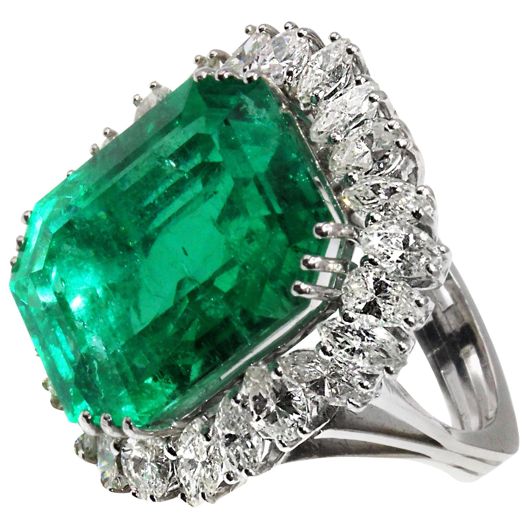 Bague en or blanc avec diamants et émeraude naturelle de Colombie de 25 carats