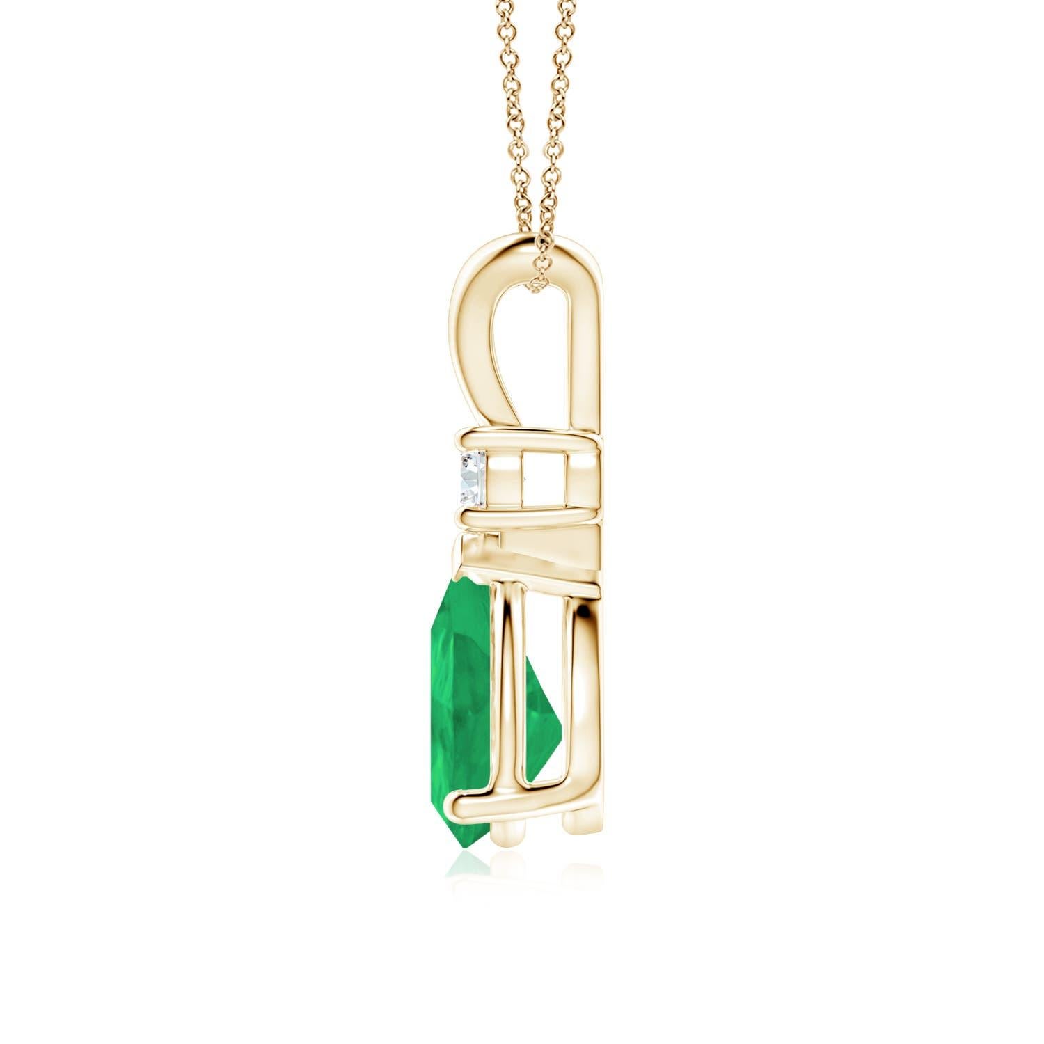 Ce pendentif solitaire classique est orné d'une émeraude en forme de poire, fixée dans un serti clos. Un diamant rond brillant est posé sur la pierre précieuse d'un vert luxuriant, ce qui ajoute à la beauté du design. Simple mais séduisant, ce