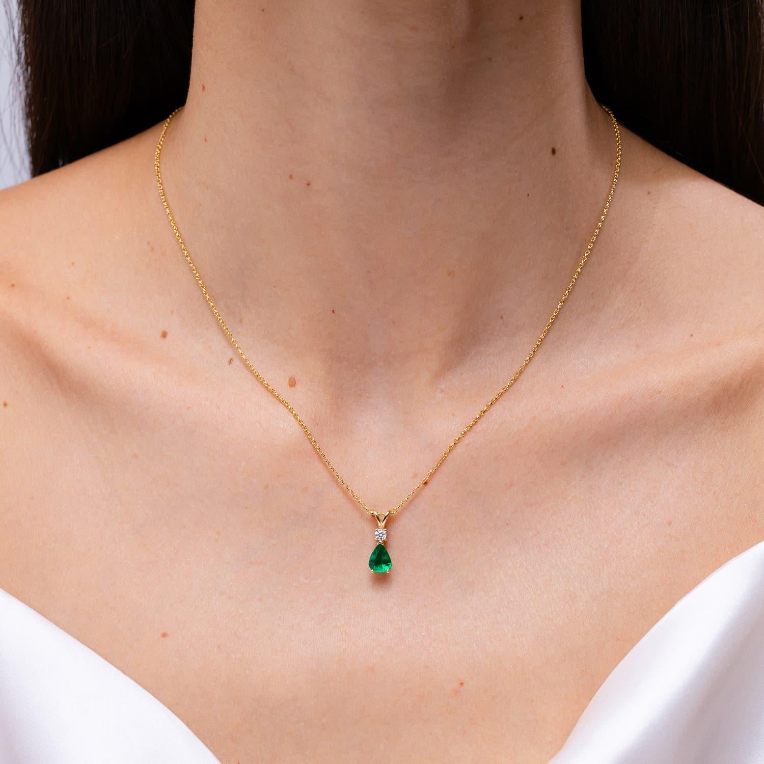 Moderne Pendentif goutte d'émeraude naturelle de 2,5 ct avec diamant en or jaune 14K en vente