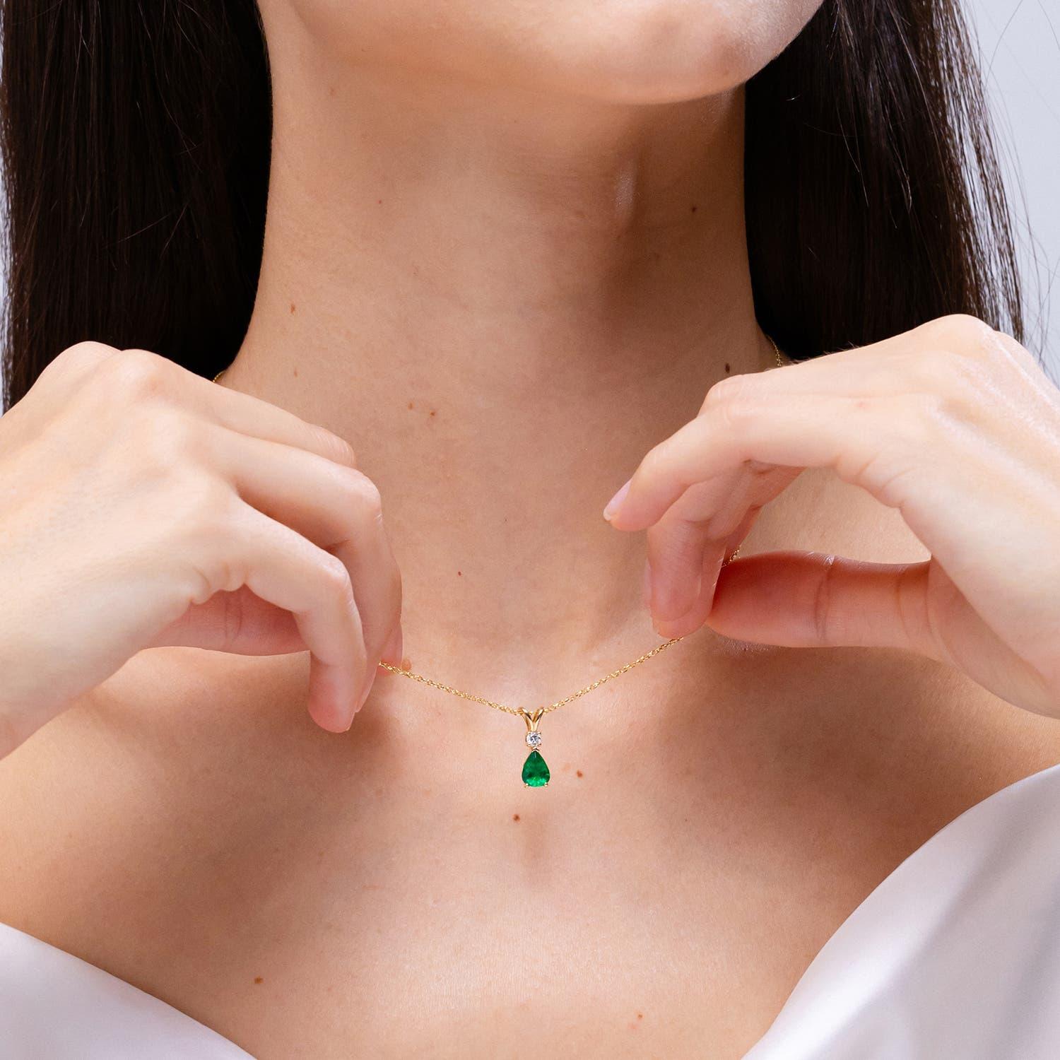 Taille poire Pendentif goutte d'émeraude naturelle de 2,5 ct avec diamant en or jaune 14K en vente