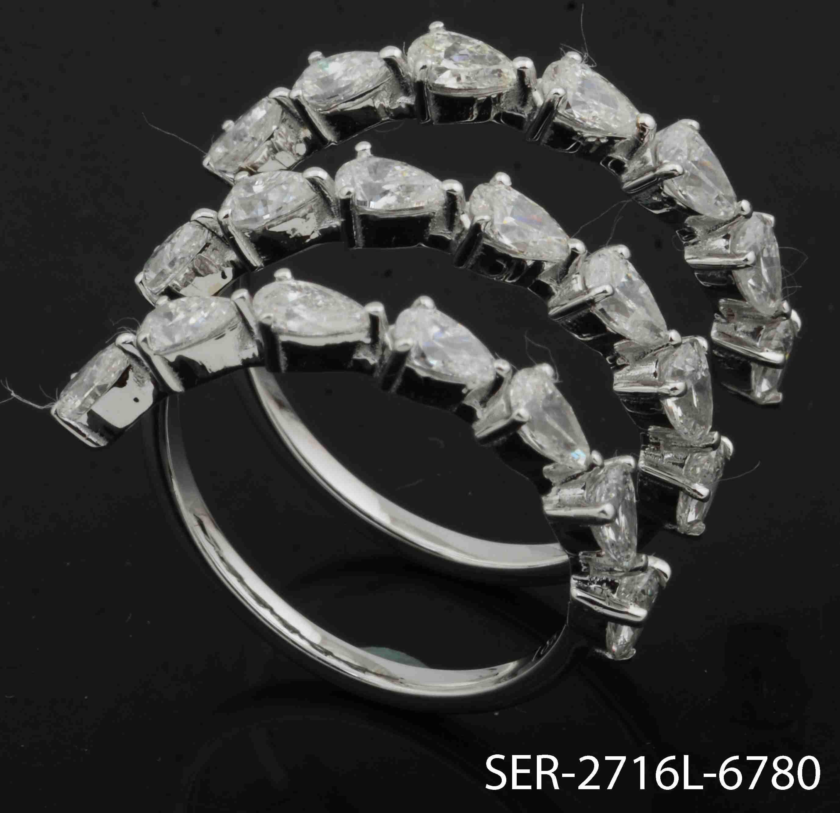 Bague enveloppante en or blanc 18 carats avec diamants naturels taille poire SI/HI de 2,50 carats Neuf - En vente à Diera, Dubai