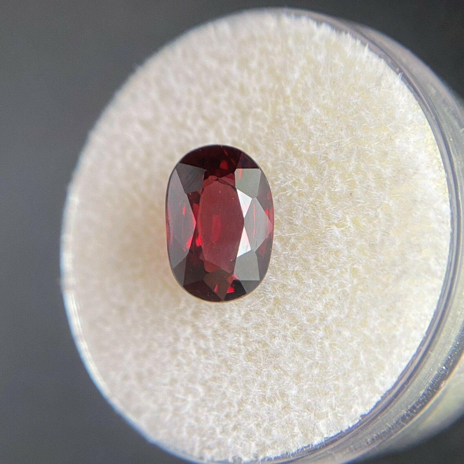 Natürlicher 2,50ct lila-roter Rhodolith-Granat im Ovalschliff, lose 9,5 x 6,5 mm

Natürlicher loser Rhodolith-Granat-Edelstein. 
2.50 Karat mit einer schönen lebendigen purpurroten Farbe und ausgezeichneter Reinheit, ein sauberer Stein mit nur