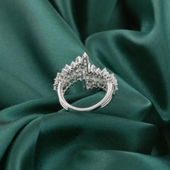 Bague imposante en or blanc 18 carats, sertie d'un diamant naturel de 2,51 carats taillé en poire et en marquise