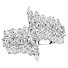 Bague imposante en or blanc 18 carats, sertie d'un diamant naturel de 2,51 carats taillé en poire et en marquise