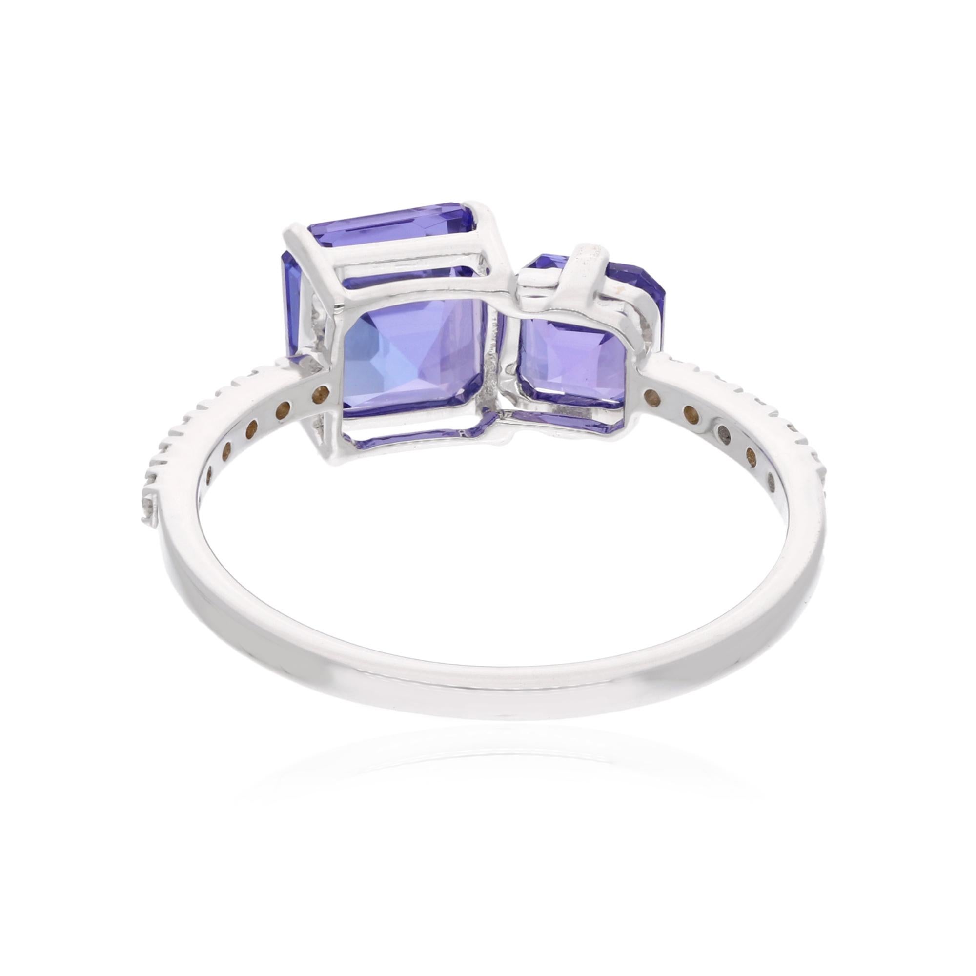Der Ring hat die Größe 7 und kann auf Anfrage größer oder kleiner gemacht werden. FOLLOW SPECTRUM JEWELS Storefront, um die neueste Collection'S und exklusive Stücke zu sehen. Spectrum Jewels ist stolz darauf, ein Top Seller auf 1stdibs mit
