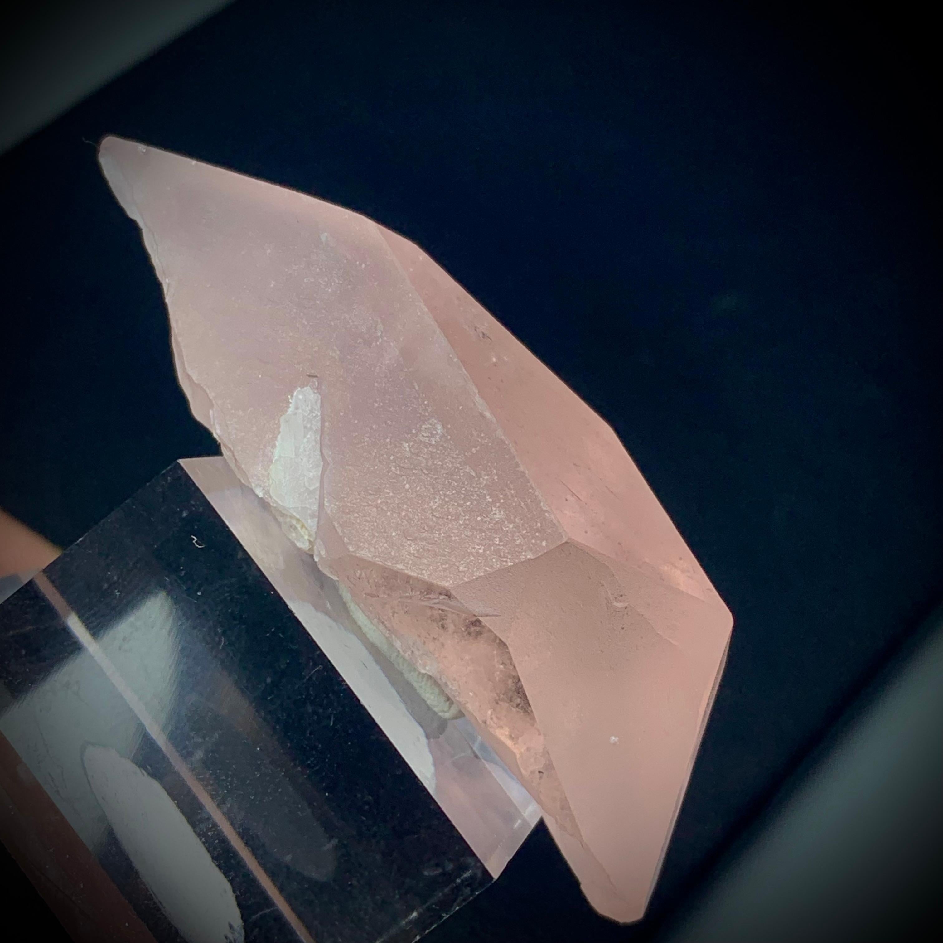 Natural 25.50 Gram Stunning Peach Pink Morganite Crystal from Afghanistan In Good Condition For Sale In Peshawar, PK