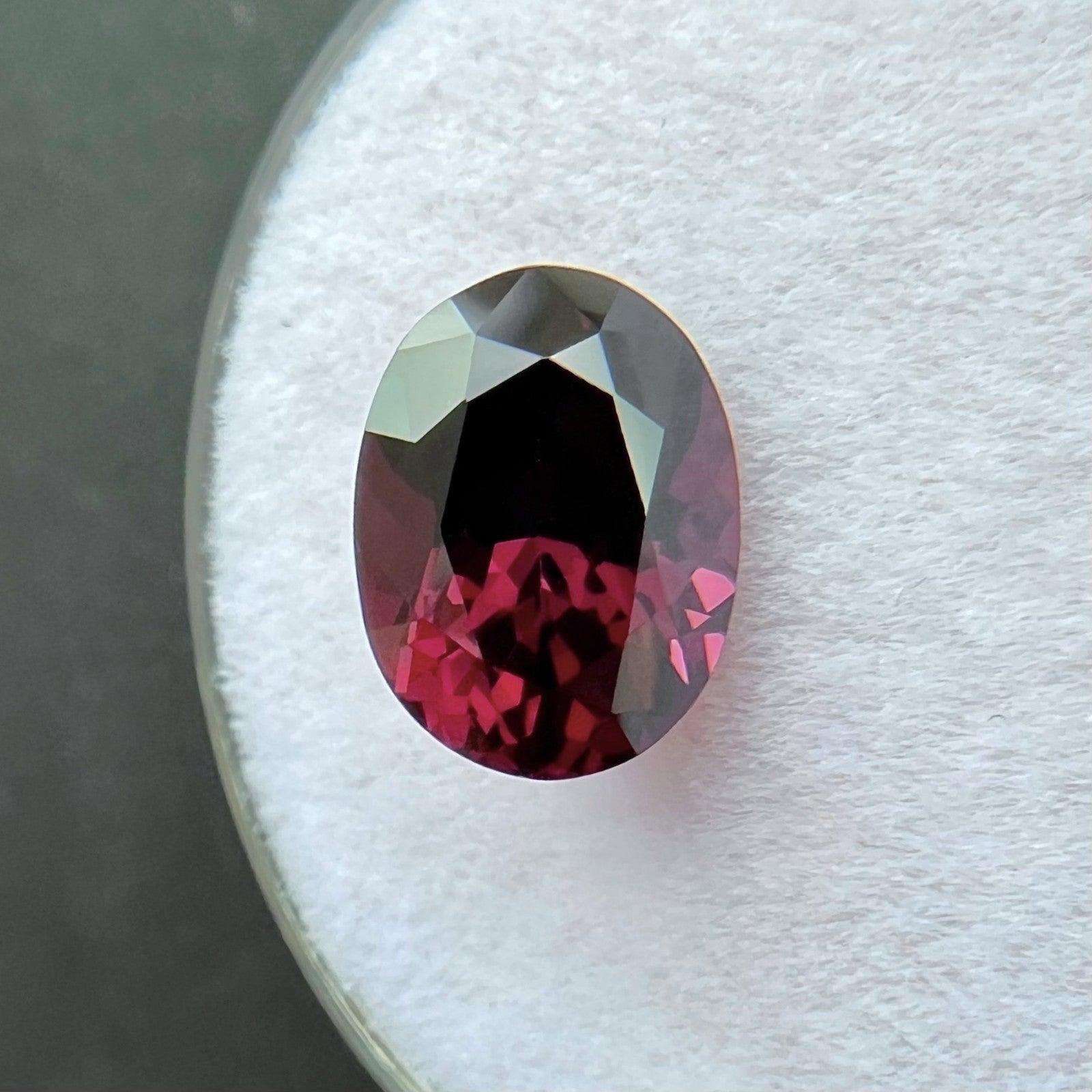 Espinela roja púrpura viva natural de 2,56ct Gema rara de talla oval 9,6x7,1mm VVS
 
 Gema natural espinela roja púrpura.
 Espinela de 2,56 quilates de color rojo púrpura intenso y claridad excelente, una piedra muy limpia. VVS.
 Piedra muy limpia,