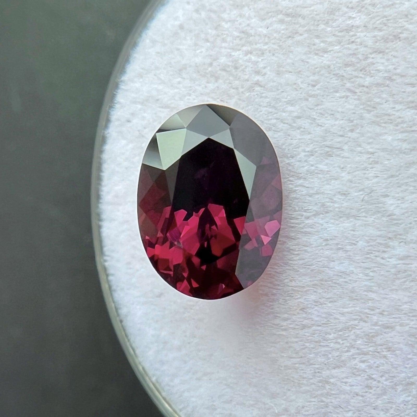 Femenino o masculino Espinela roja púrpura viva natural de 2,56ct Gema rara de talla oval 9,6x7,1mm VVS en venta