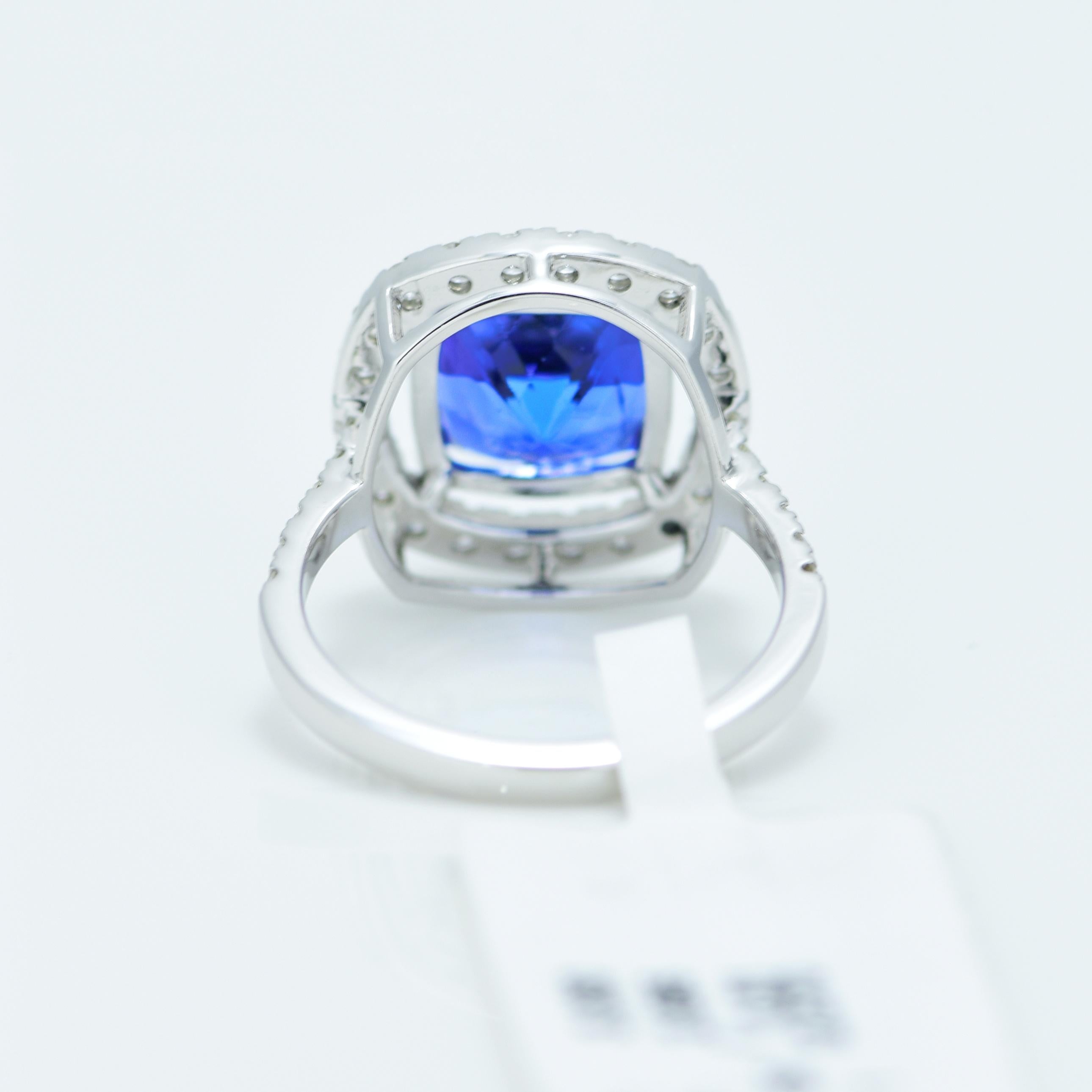 Natural 2.57 Carat Tanzanite and Diamond Ring In New Condition For Sale In Vadgam, IN
