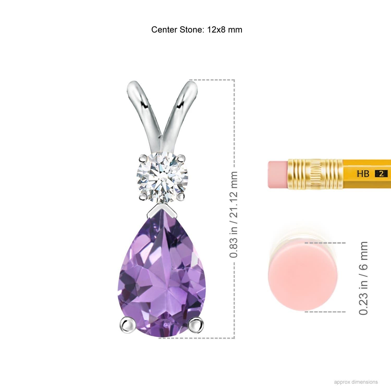 Una amatista de color púrpura intenso en forma de pera está engarzada y adornada con un diamante en la parte superior. Sencillo pero impresionante, este colgante de amatista en forma de lágrima con paca en V está esculpido en plata.