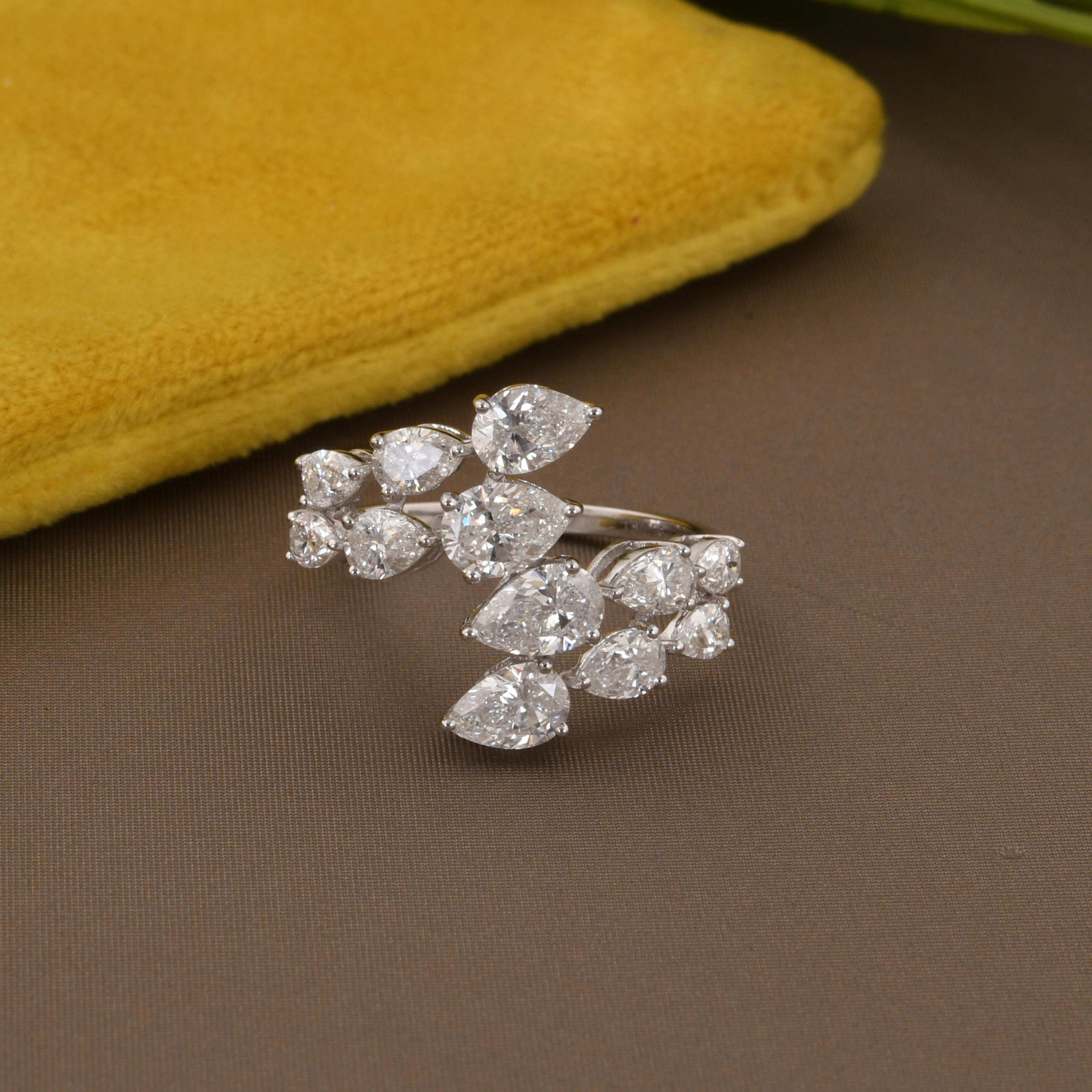 Taglio a goccia Anello a fascia con diamanti naturali da 2,60 carati SI/H con taglio a pera Brilliante in oro bianco 18 carati in vendita
