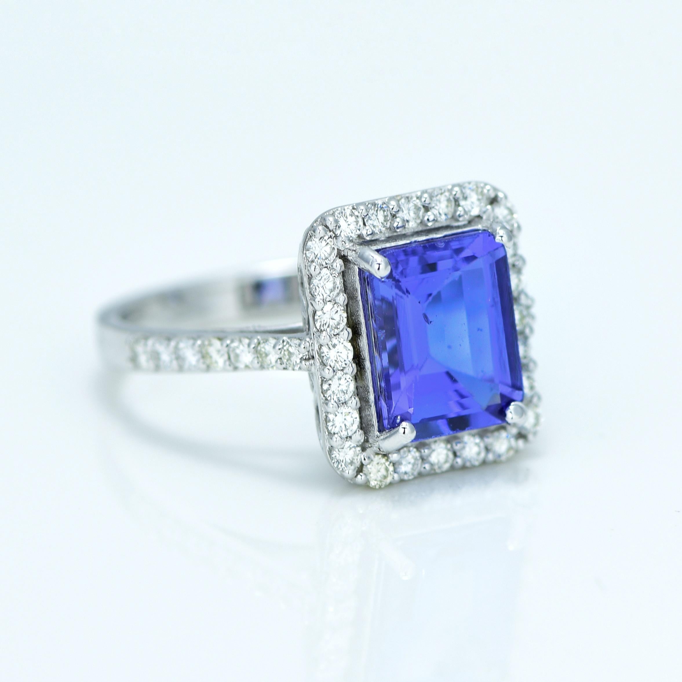 Natural 2.60 Carat Tanzanite and Diamond Ring In New Condition For Sale In Vadgam, IN