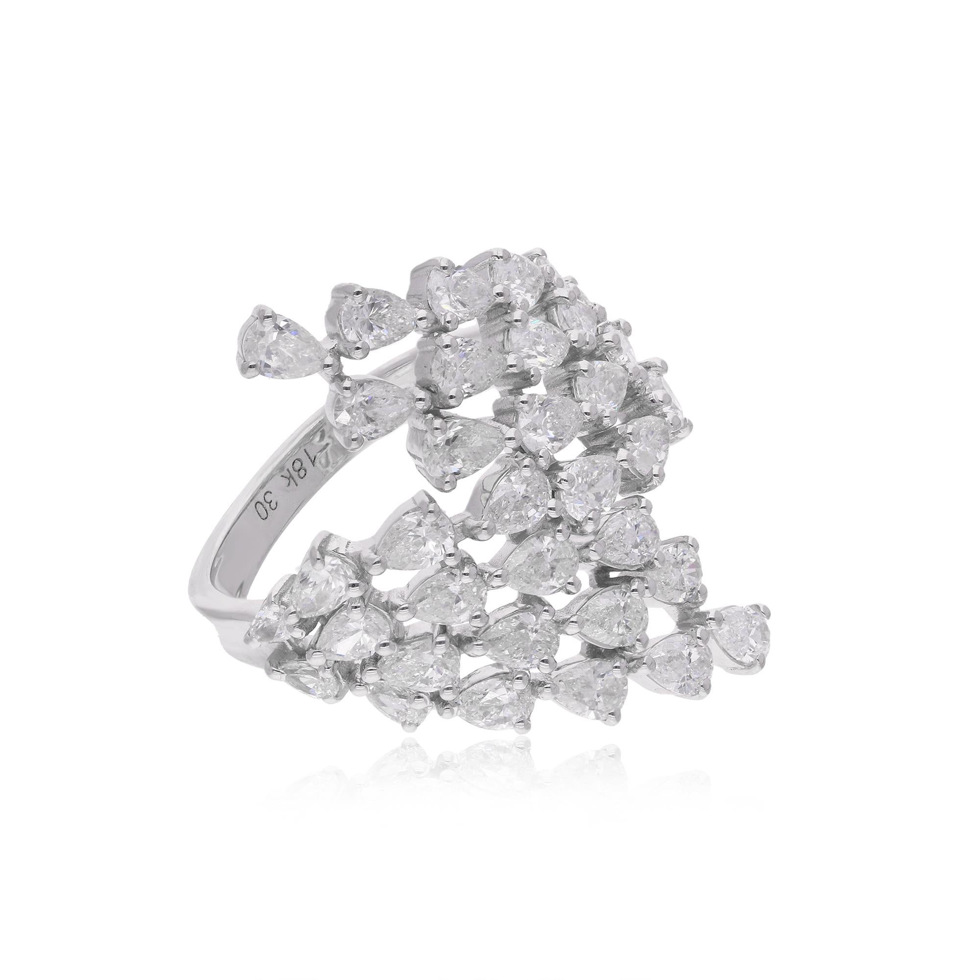 Dieser aus massivem 18-karätigem Gold gefertigte Ring ist mit einem Cluster aus funkelnden Diamanten besetzt, die einen wahrhaft schillernden Effekt erzeugen. Die Diamanten sind fachmännisch in einer sicheren Zackenfassung gefasst, die dafür sorgt,