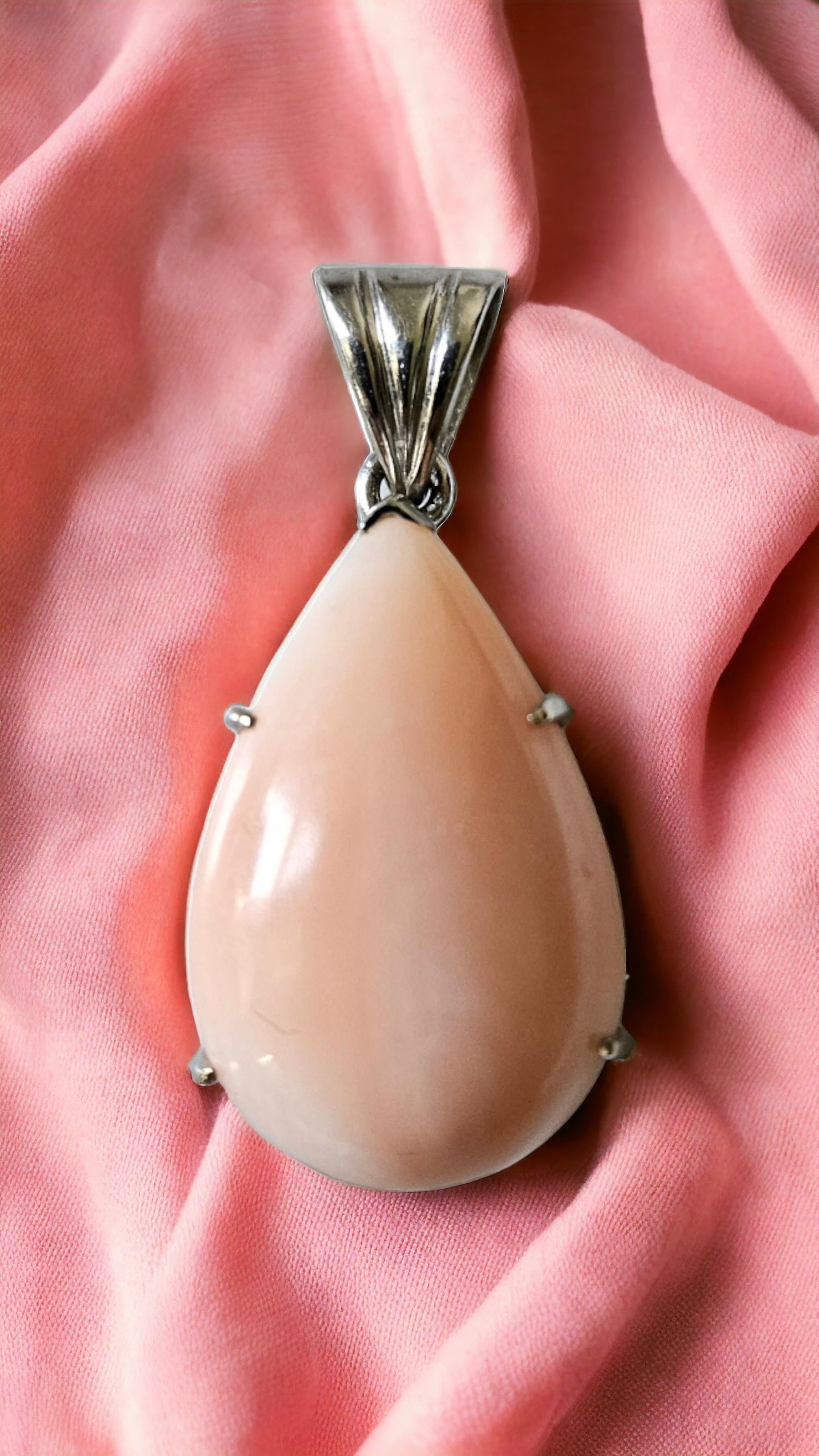 Natural 26.15 CT Orange Pink Coral Pendant in 18k Gold Certified In New Condition For Sale In Warren, NJ