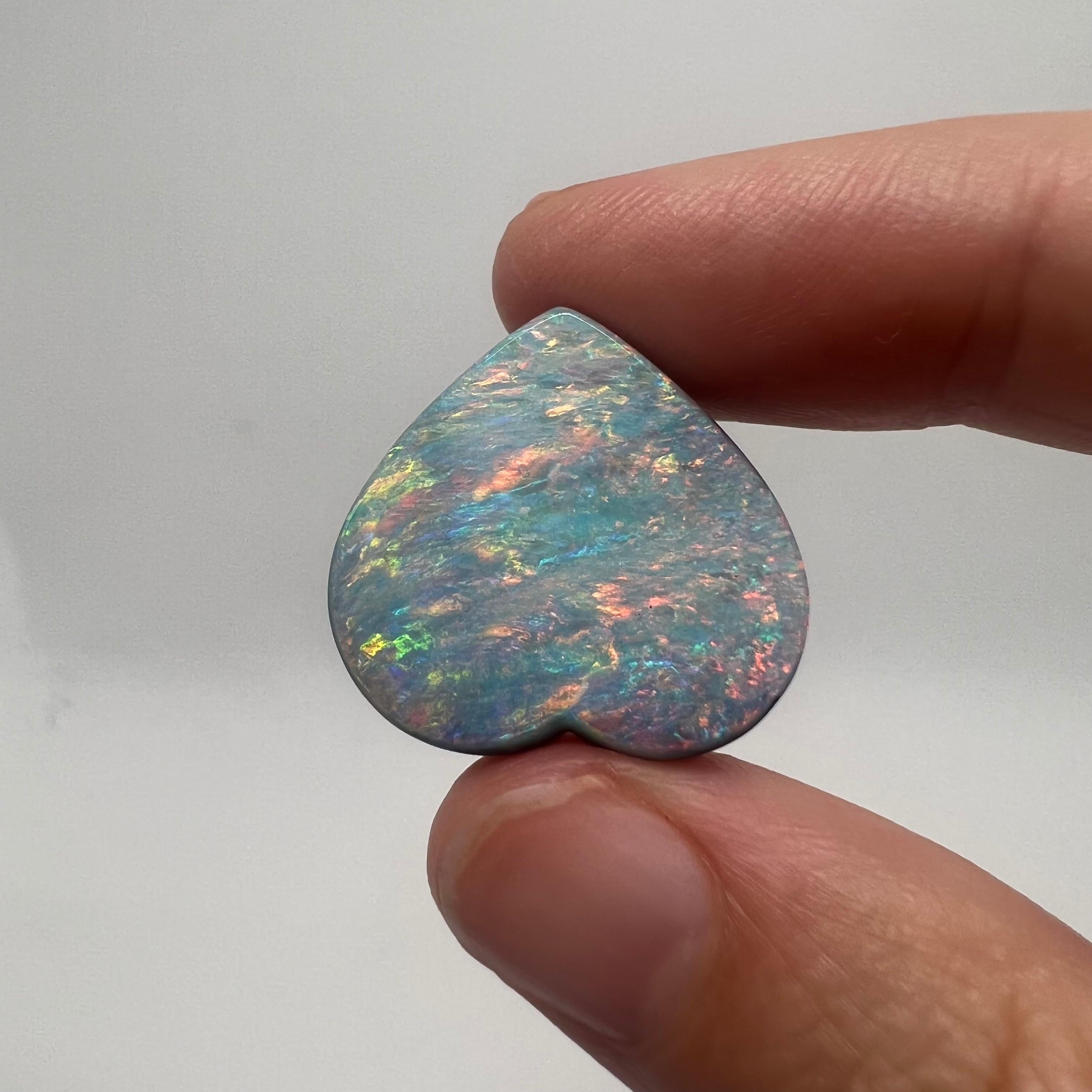 Taille cabochon Opale de roche australienne en forme de cœur arc-en-ciel naturel 26,16 carats en vente