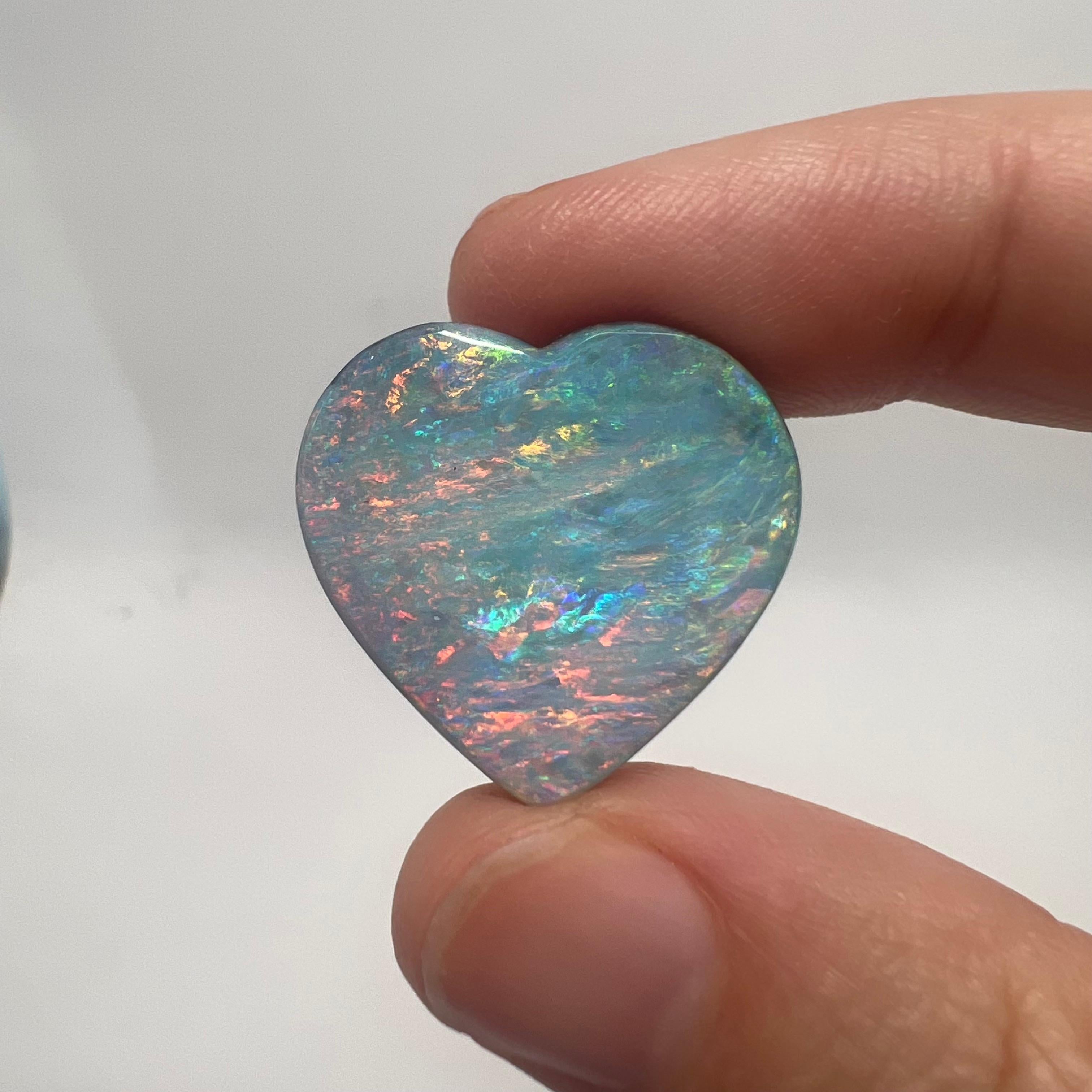 Opale de roche australienne en forme de cœur arc-en-ciel naturel 26,16 carats Pour femmes en vente