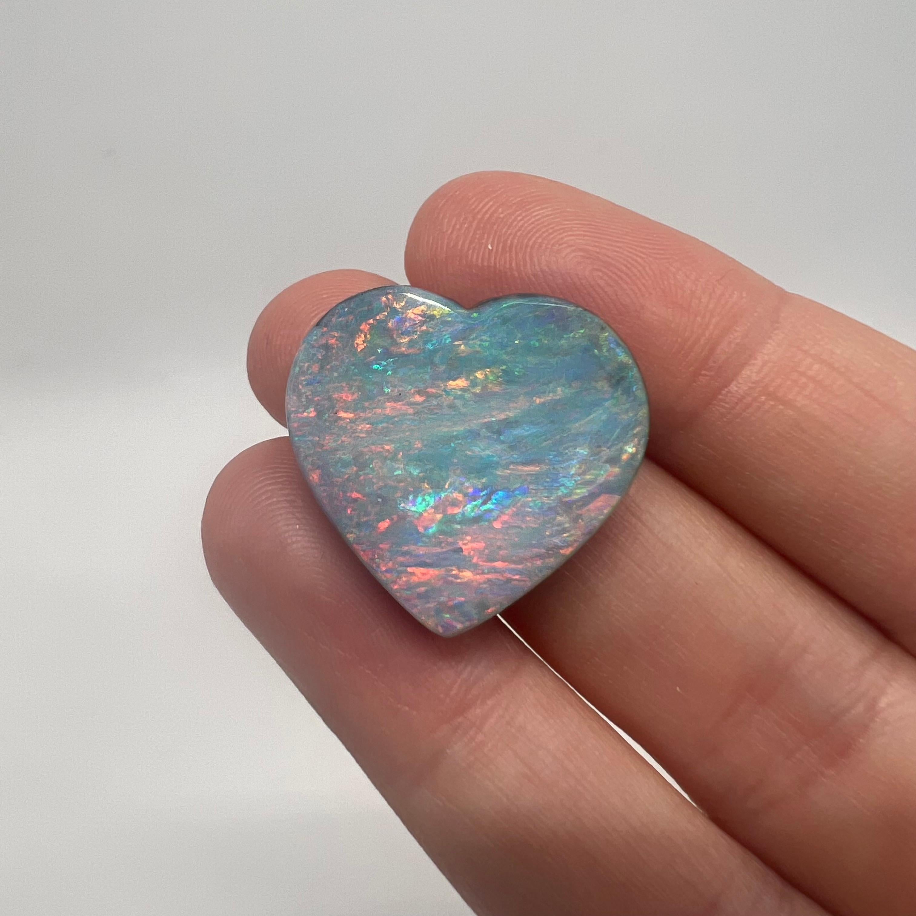 Opale de roche australienne en forme de cœur arc-en-ciel naturel 26,16 carats en vente 1