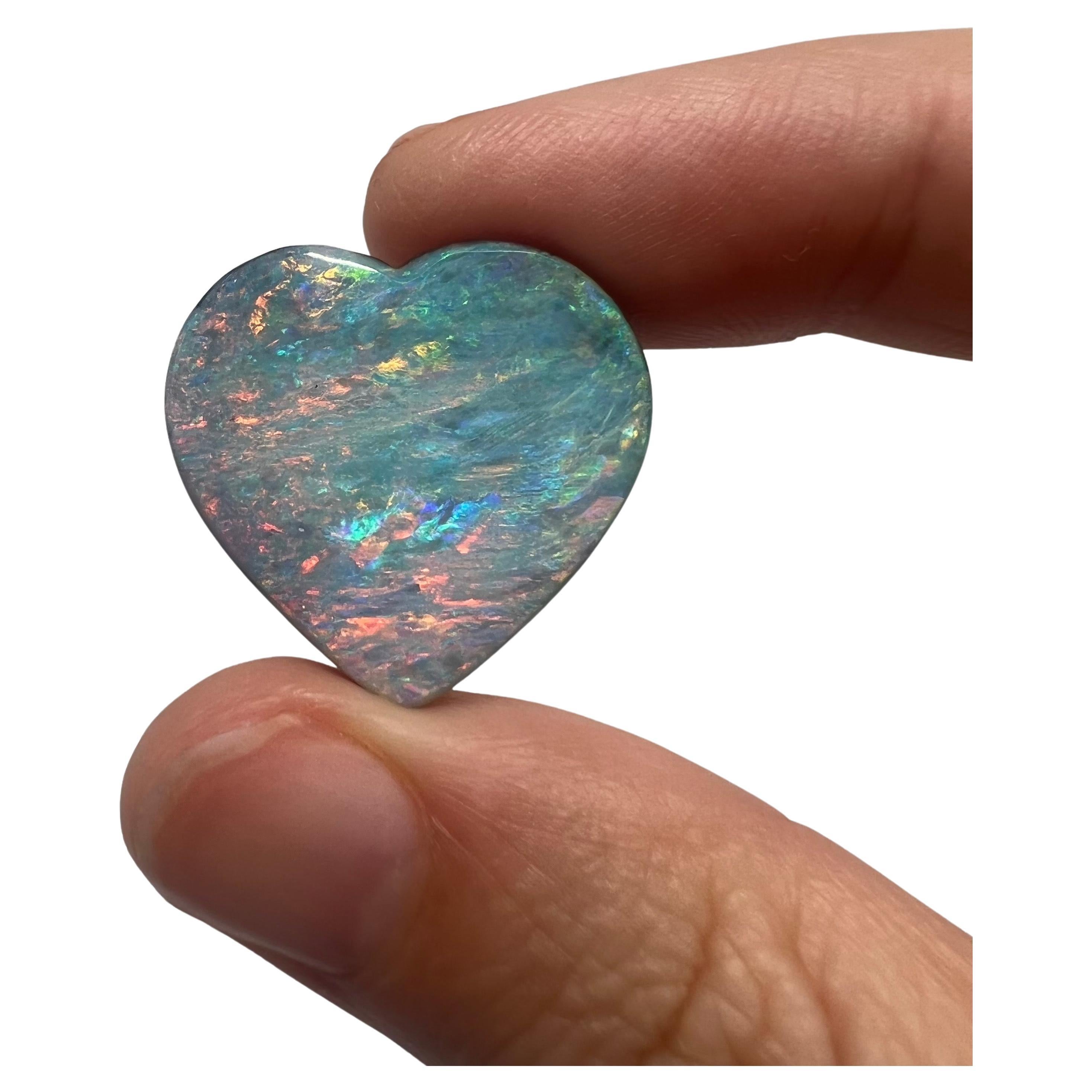 Opale de roche australienne en forme de cœur arc-en-ciel naturel 26,16 carats en vente