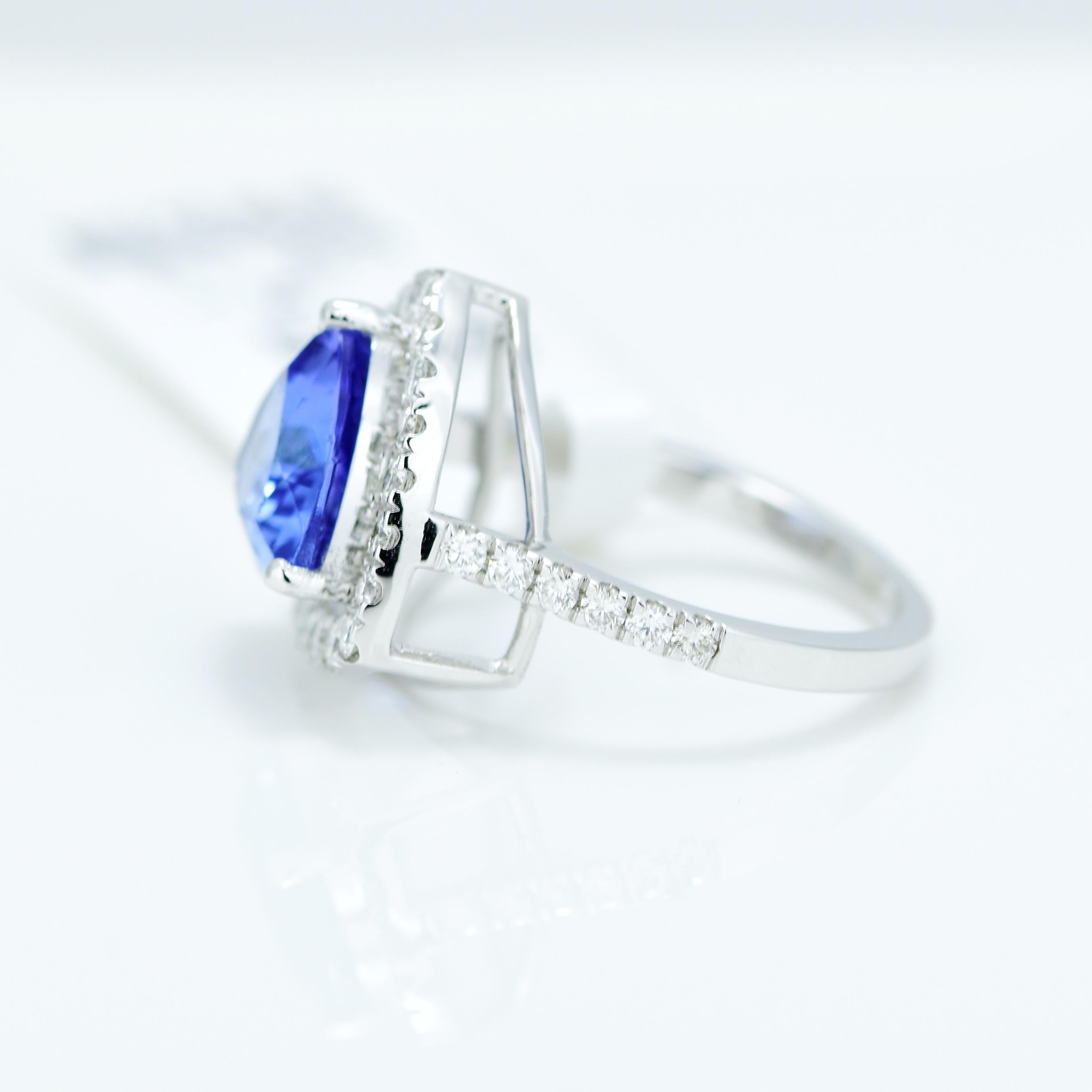 Natural 2.63 Carat Tanzanite and Diamond Ring In New Condition For Sale In Vadgam, IN