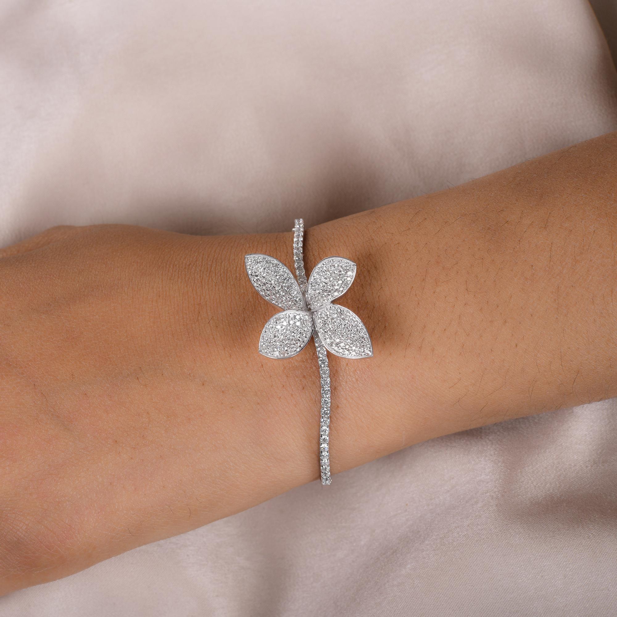 Bracciale a farfalla con pavé di diamanti da 2,6 carati di purezza SI Gioielli in oro bianco 18 carati In condizioni Nuovo in vendita a Diera, Dubai