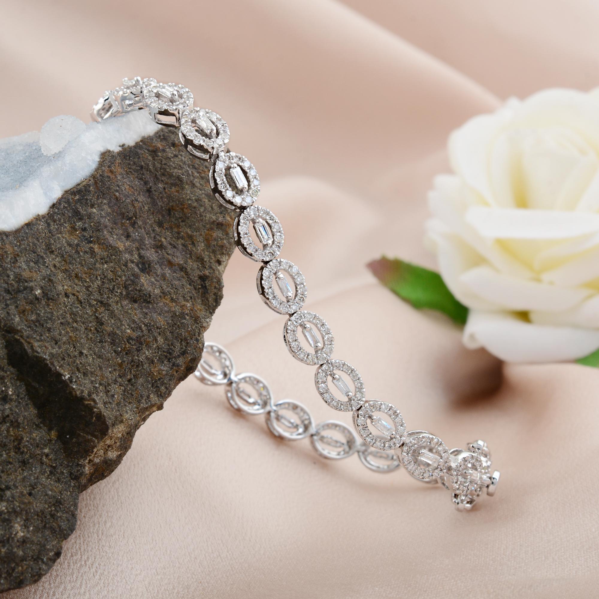 Moderno Bracciale Charm ovale con diamante baguette da 2,70 carati Nature in oro bianco 14 carati in vendita