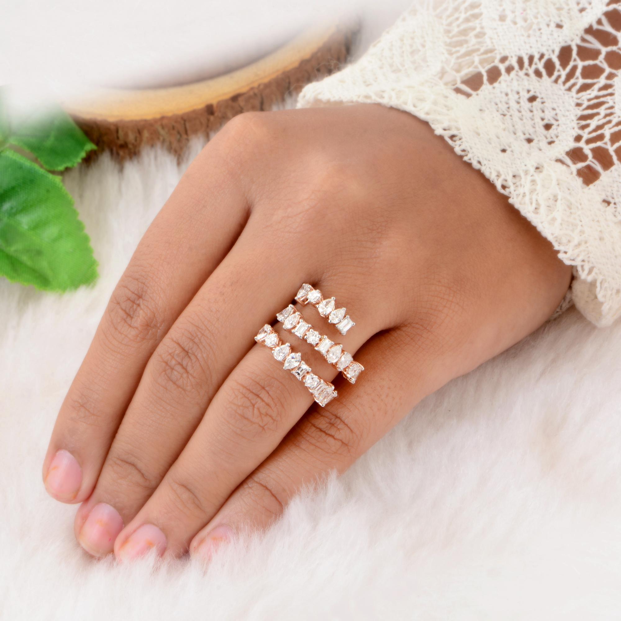 Natürlicher natürlicher 2,70 Karat SI/H Birnen- Baguette-Diamant-Wickelring aus massivem 18 Karat Roségold (Moderne) im Angebot