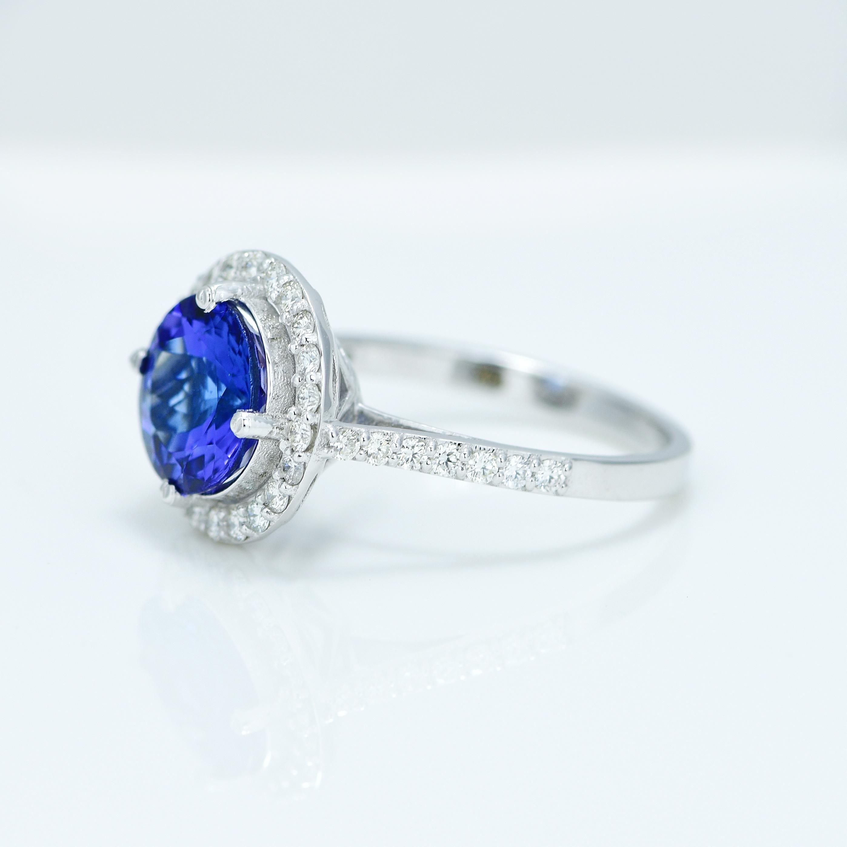 Modern Natural 2.70 Carat Tanzanite and Diamond Ring For Sale