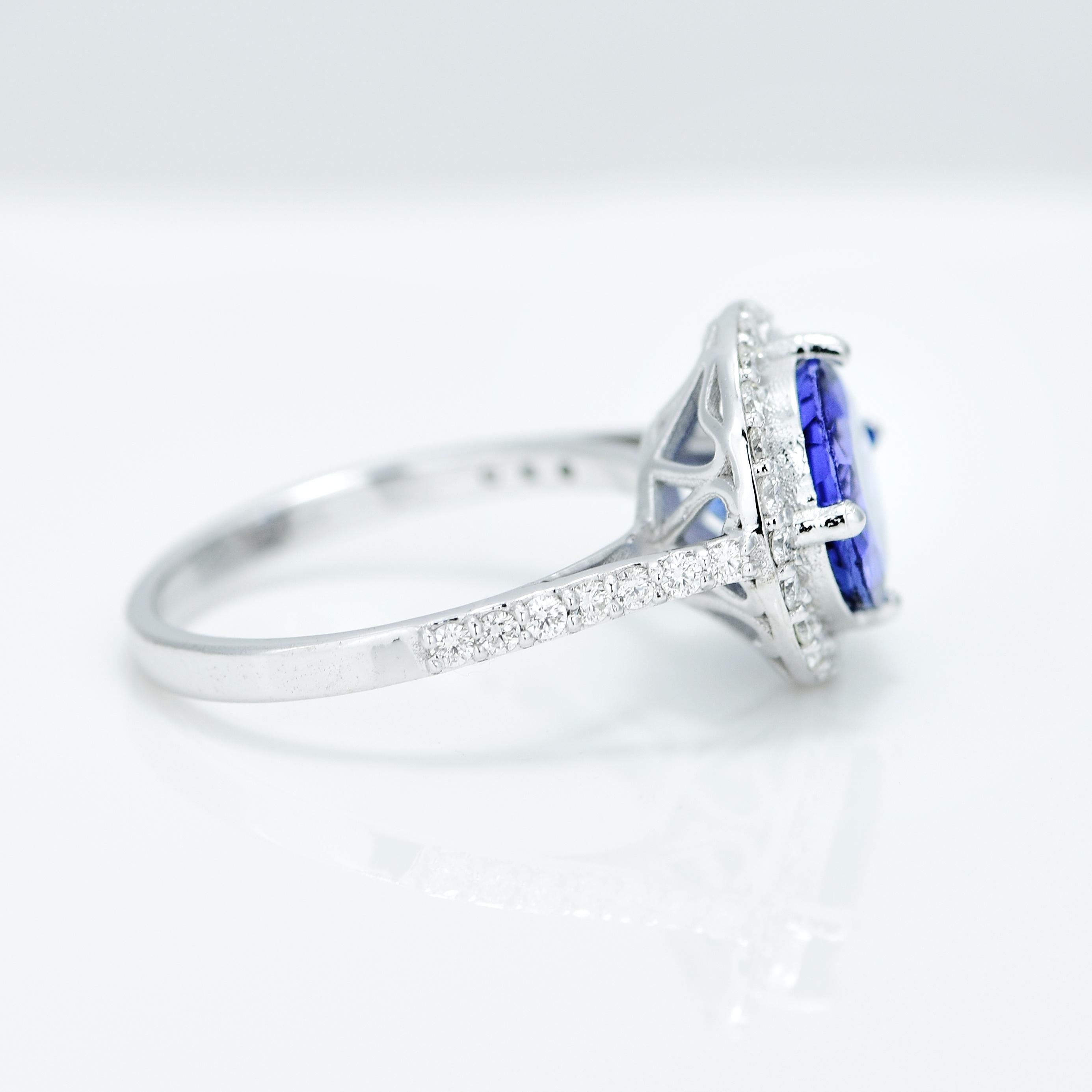 Natural 2.70 Carat Tanzanite and Diamond Ring In New Condition For Sale In Vadgam, IN
