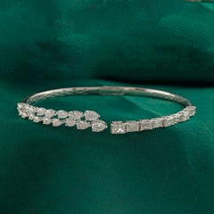 Bracciale aperto in oro bianco 18 carati con diamanti naturali da 2,71 carati a taglio a pera e smeraldo