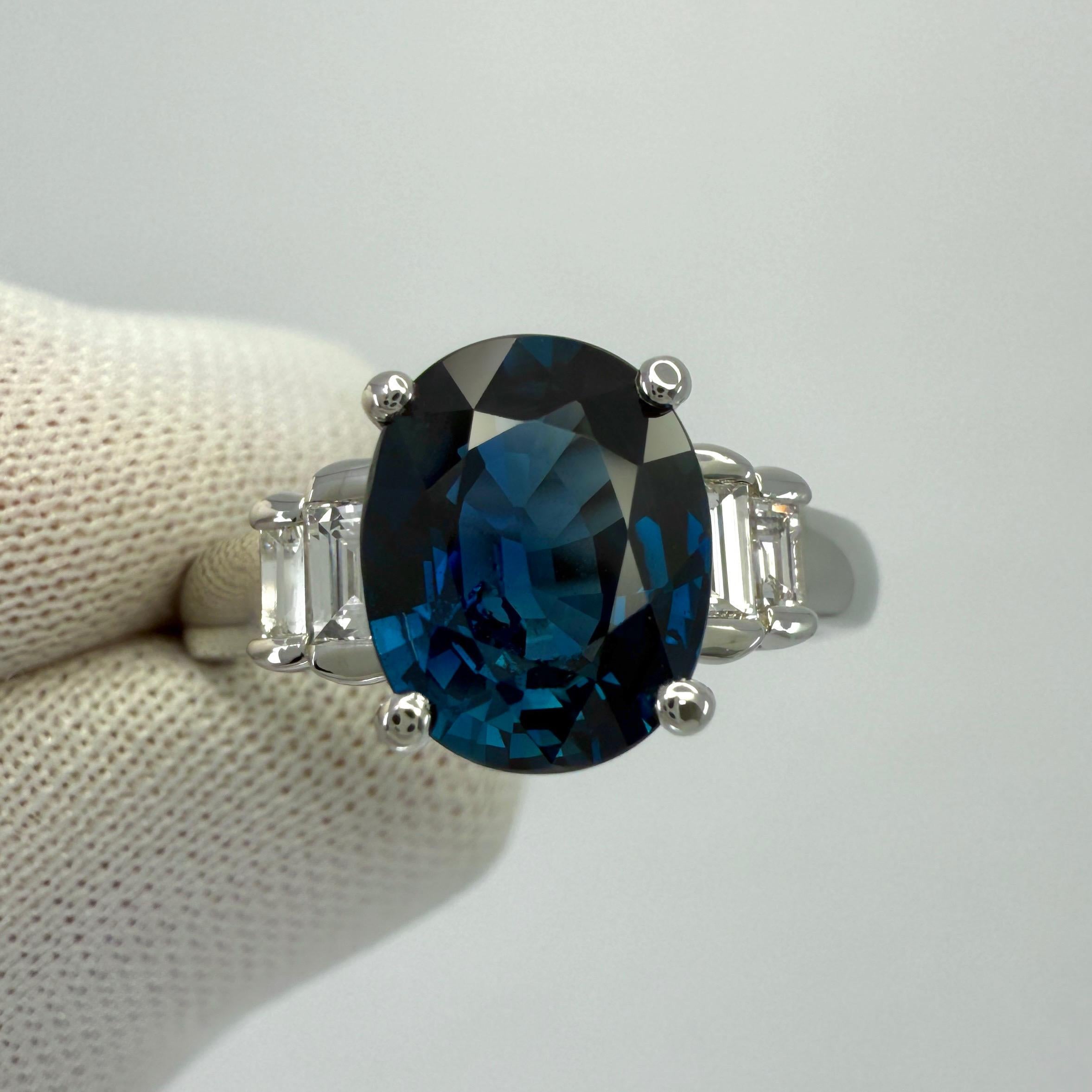 Bague cinq pierres en platine avec saphir bleu foncé naturel et diamant baguette.
2,74 carats au total.

Saphir naturel de 2,45 carats d'une belle couleur bleu profond.
Le saphir présente également une bonne clarté, une pierre propre avec seulement