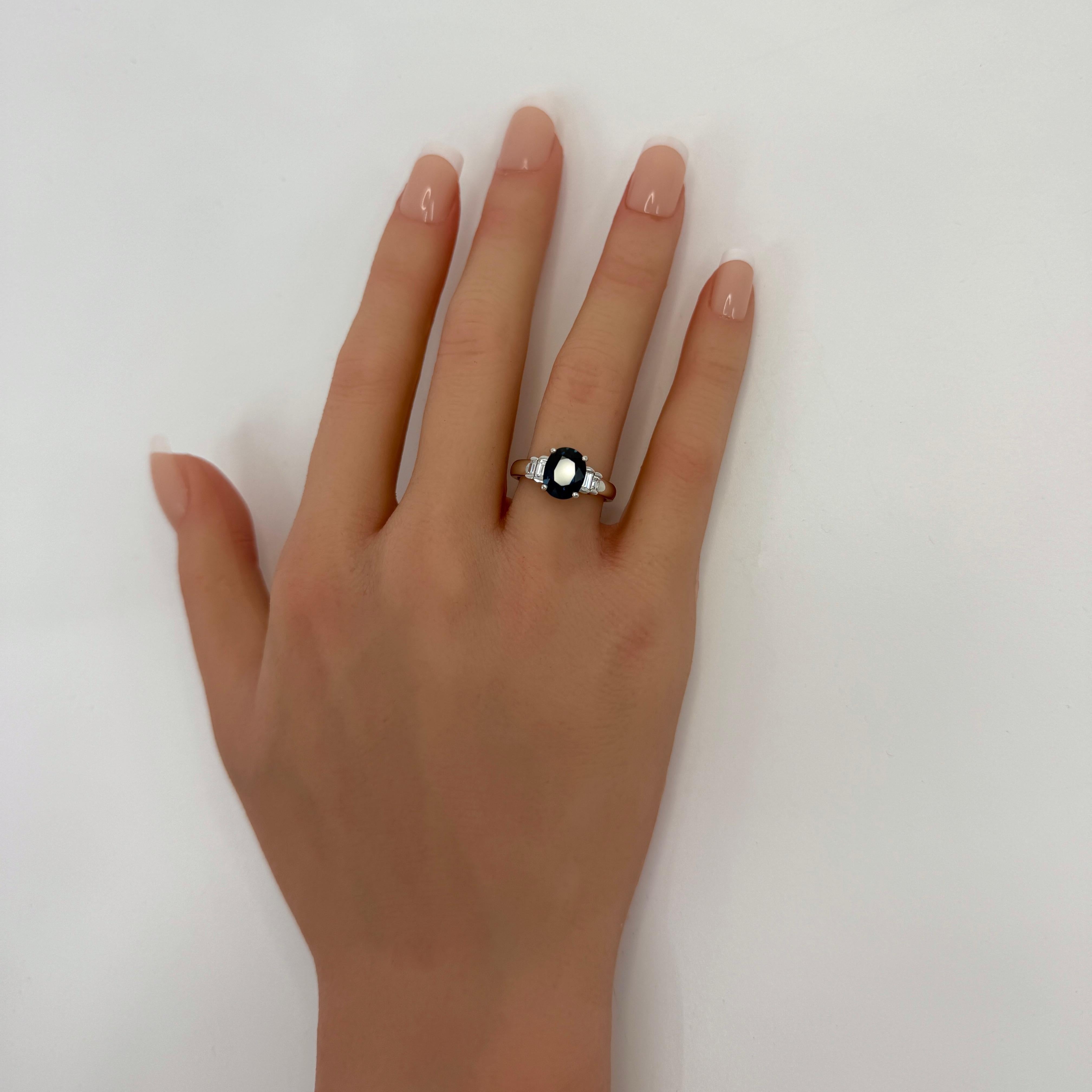 Taille ovale Bague à cinq pierres en platine, saphir bleu profond de 2,74 carats et diamant baguette en vente