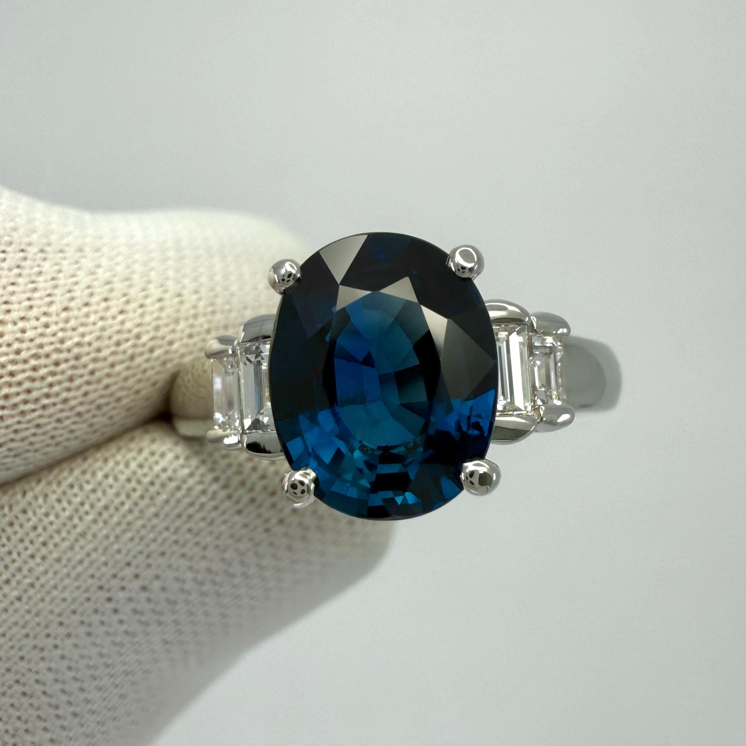Bague à cinq pierres en platine, saphir bleu profond de 2,74 carats et diamant baguette Excellent état - En vente à Birmingham, GB