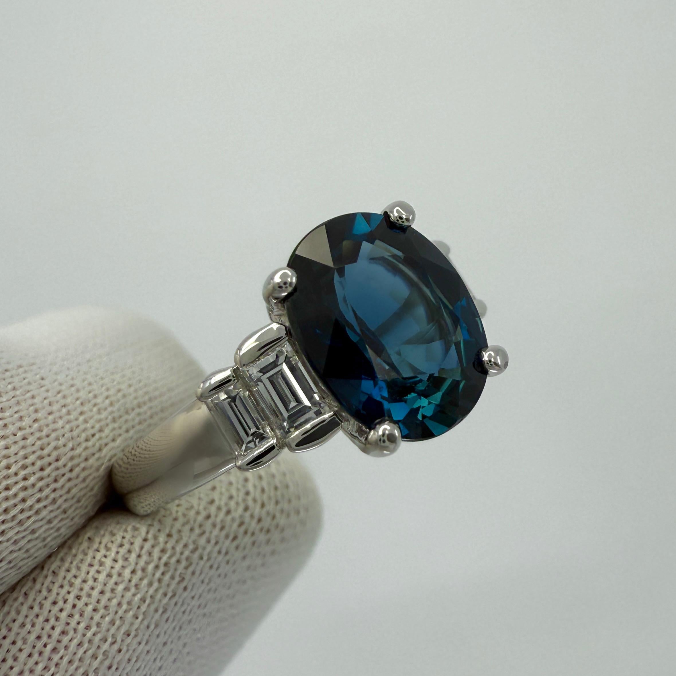 Bague à cinq pierres en platine, saphir bleu profond de 2,74 carats et diamant baguette Unisexe en vente