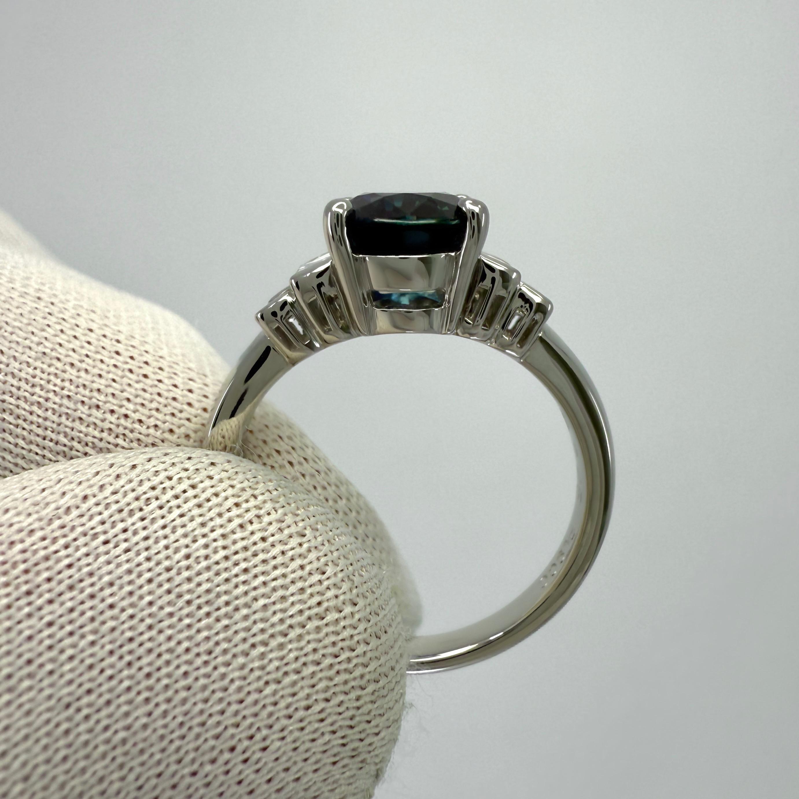 Bague à cinq pierres en platine, saphir bleu profond de 2,74 carats et diamant baguette en vente 1