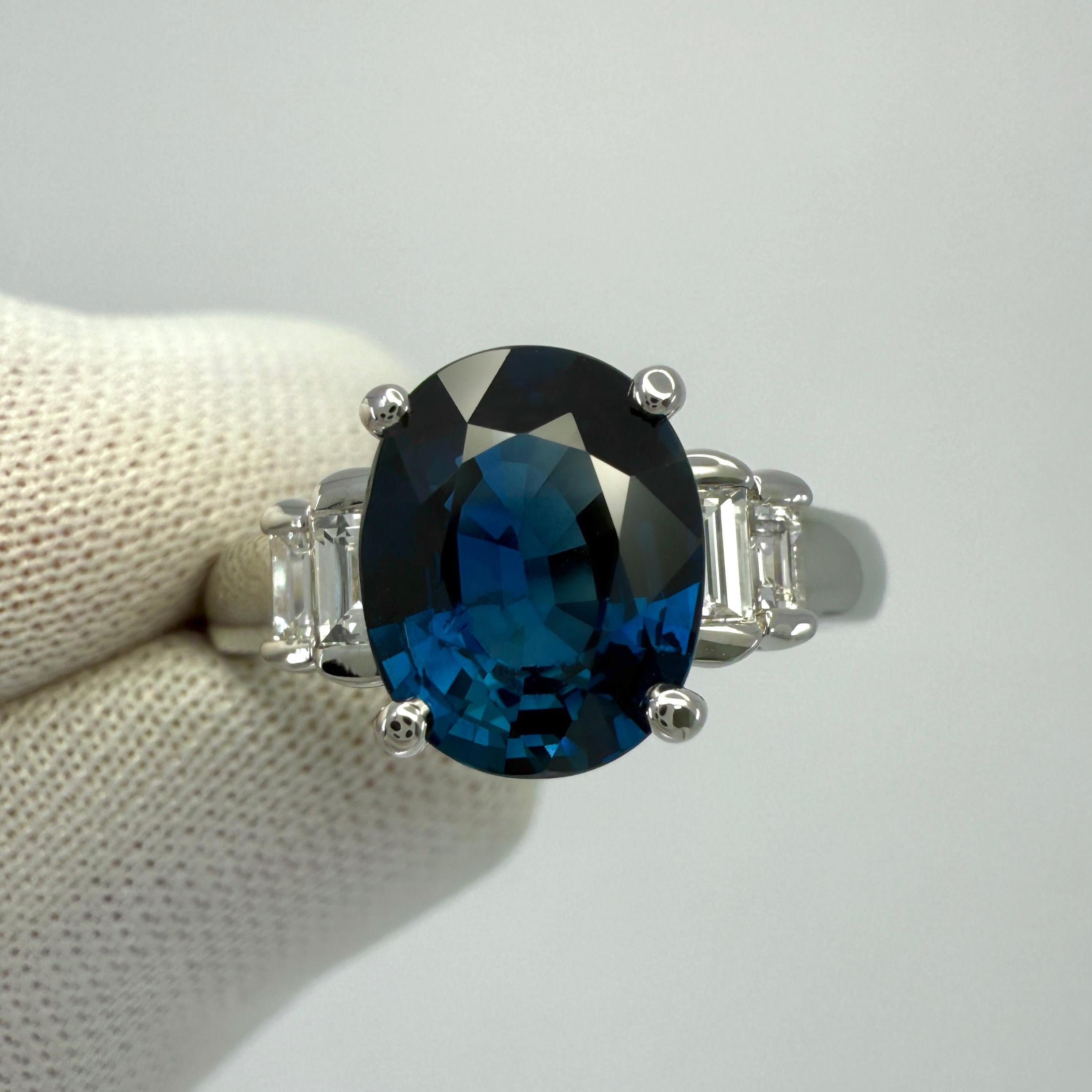 Bague à cinq pierres en platine, saphir bleu profond de 2,74 carats et diamant baguette en vente 2