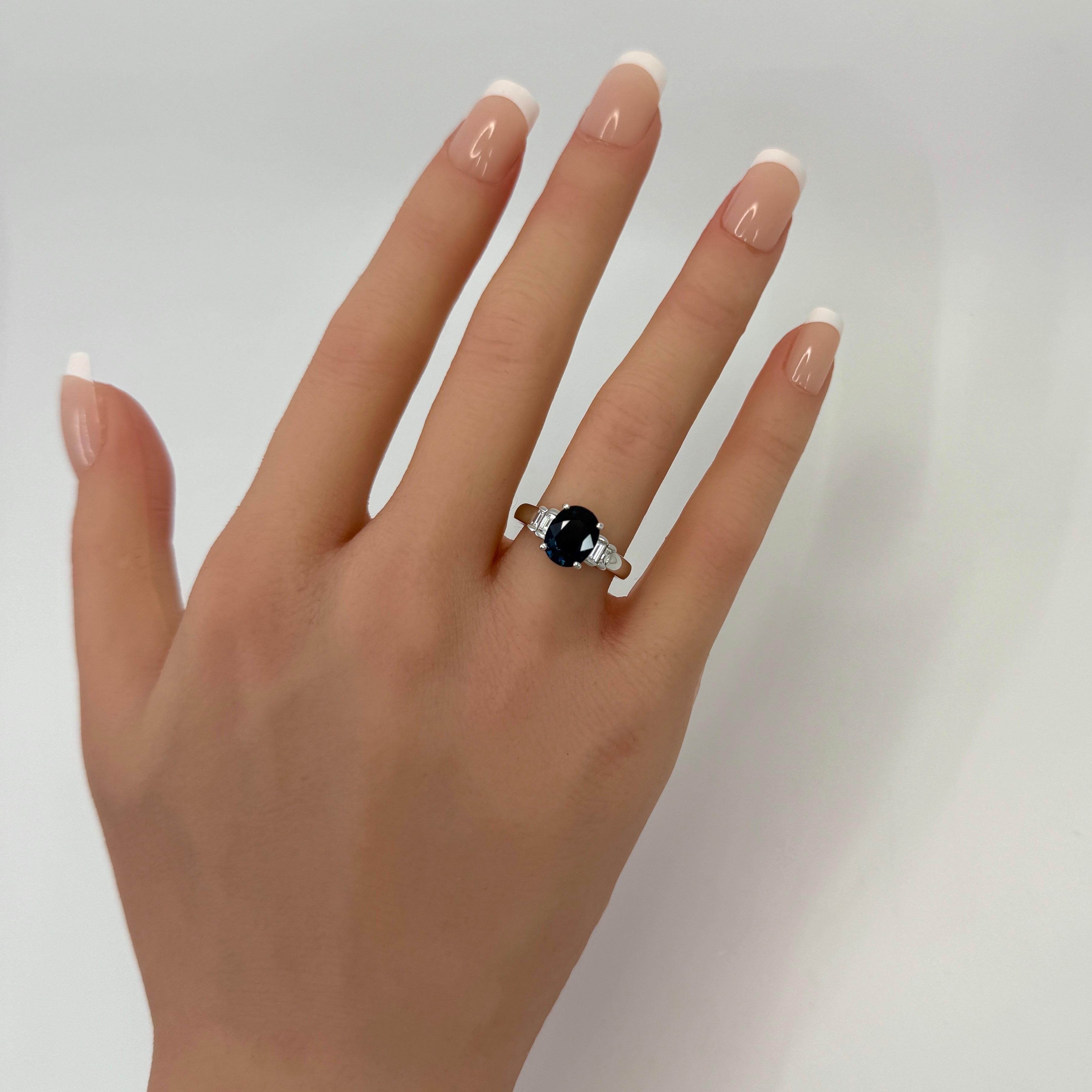 Bague à cinq pierres en platine, saphir bleu profond de 2,74 carats et diamant baguette en vente 3