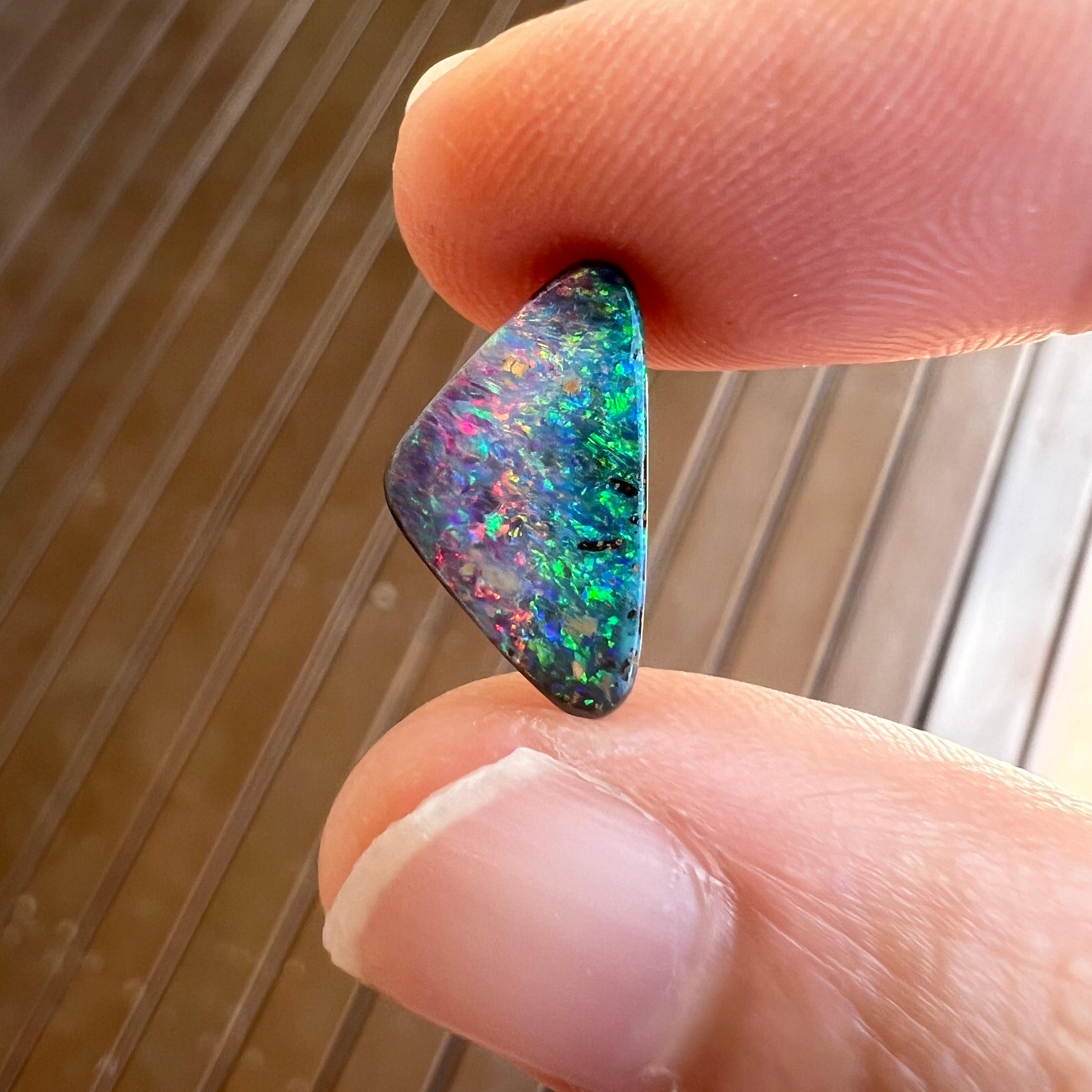 Cette magnifique opale australienne de 2,75 ct a été extraite par Sue Cooper dans sa mine d'opales de Yaraka, dans l'ouest du Queensland, en Australie, en 2024. Sue a traité elle-même l'opale brute et l'a taillée en forme de triangle aux angles