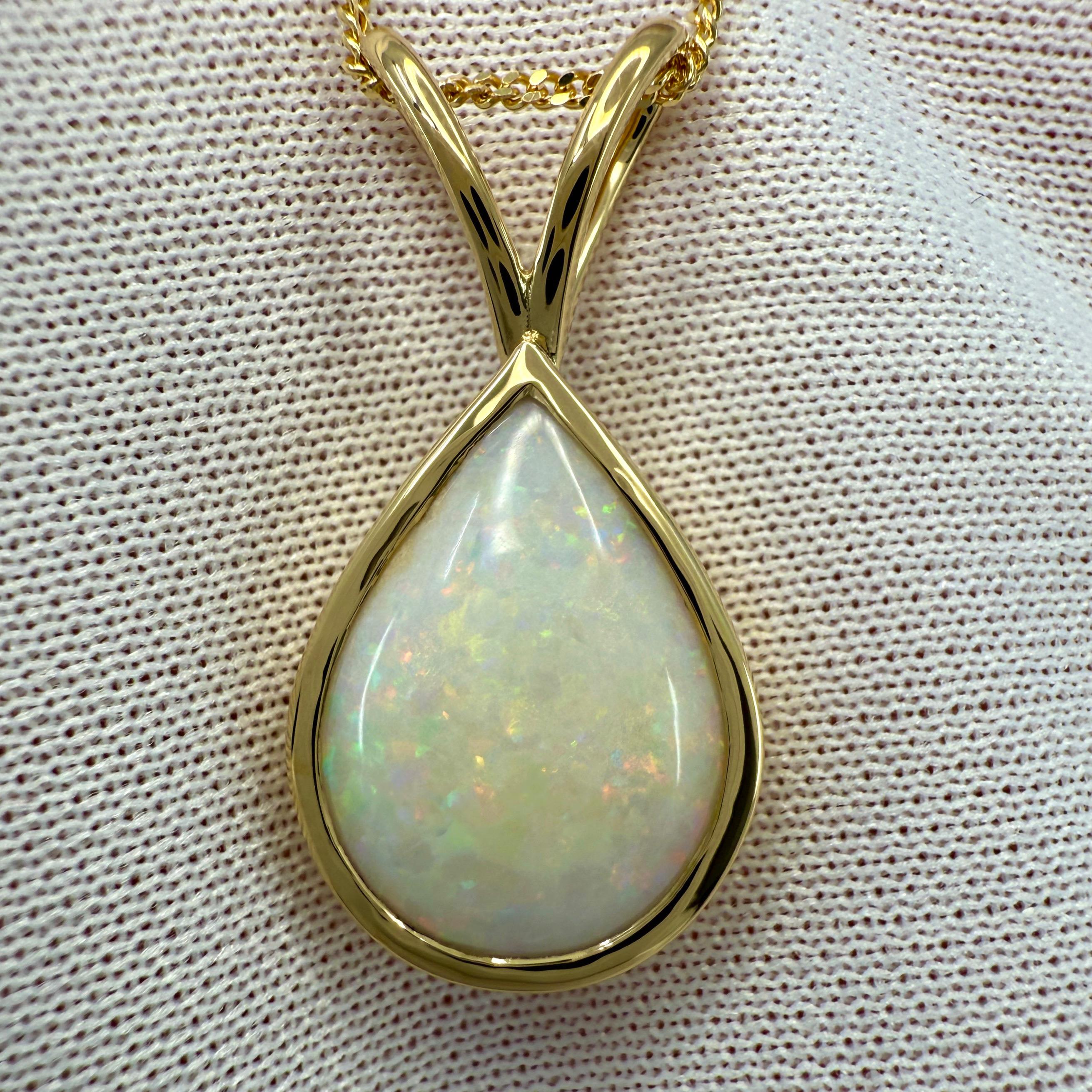 Natürlicher australischer Cooper Pedy Weißer Opal 18k Gelbgold Solitär-Anhänger Halskette.

2.76 Karat Opal mit wunderschönem Farbenspiel und einem ausgezeichneten Birnen-Cabochon-Schliff. Eingefasst in einen feinen Anhänger aus 18 Karat Gelbgold